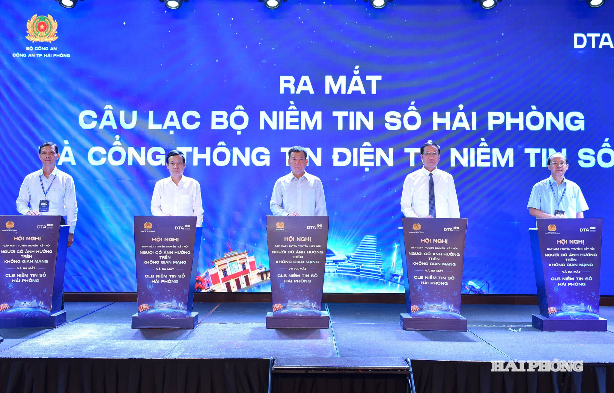 Thiếu tướng Bùi Quang Bình, Uỷ viên Ban Thường vụ Thành uỷ, Giám đốc Công an thành phố cùng các đại biểu thực hiện nghi thức ra mắt câu lạc bộ Niềm tin số Hải Phòng.