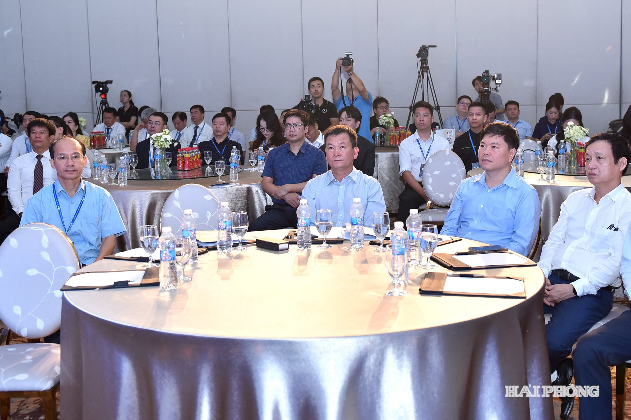 Các đại biểu dự lễ ra mắt.