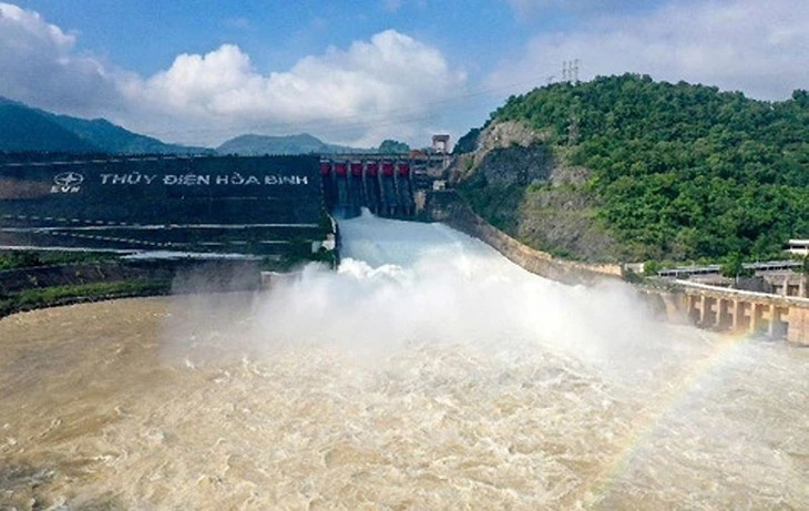Đóng cửa xả lũ thủy điện Hòa Bình sáng nay- Ảnh 1.