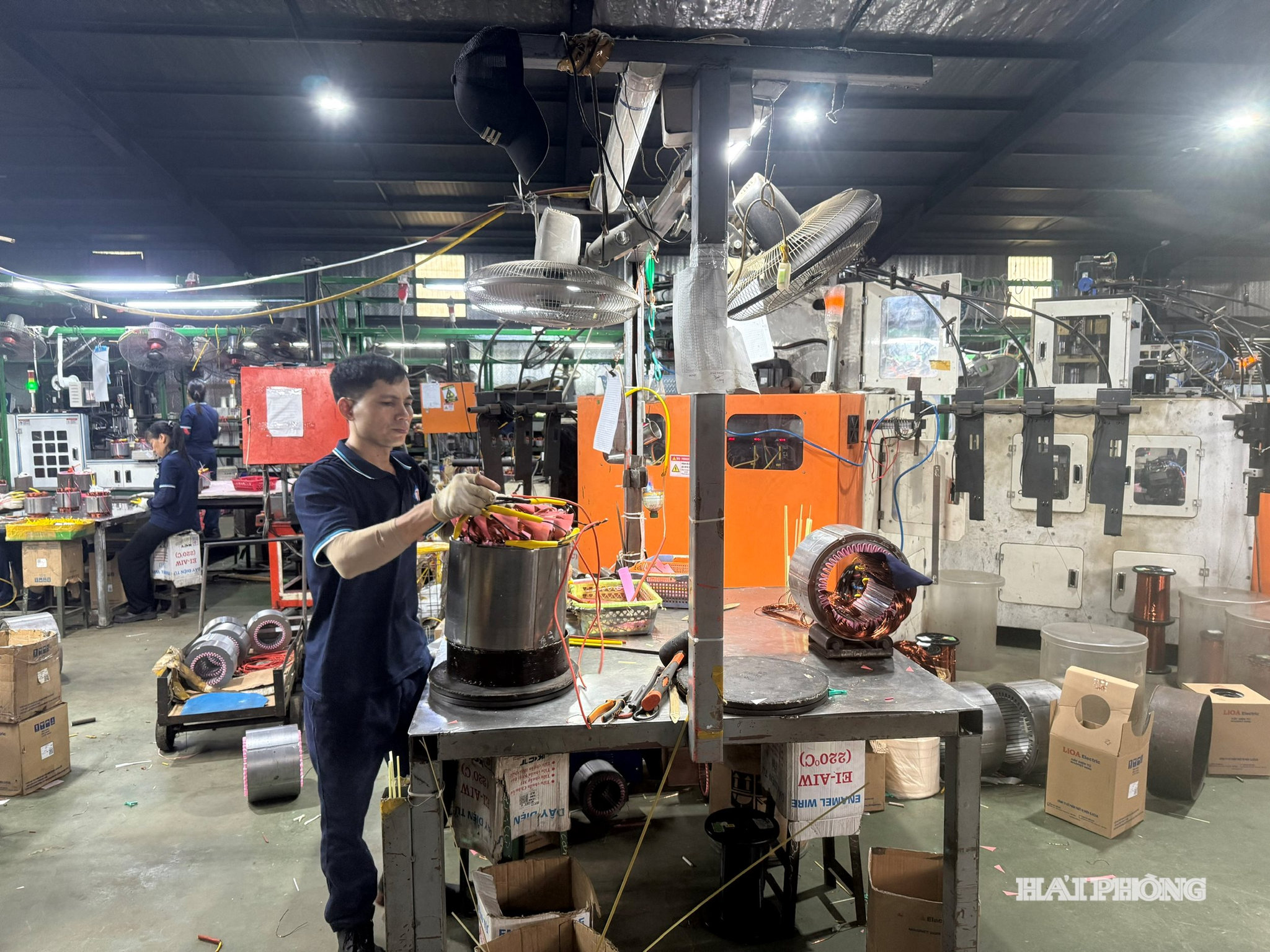 Cơ cấu hàng xuất khẩu tiếp tục chuyển dịch theo hướng giảm hàm lượng xuất khẩu thô, tăng tỷ trọng sản phẩm chế biến, công nghiệp. 