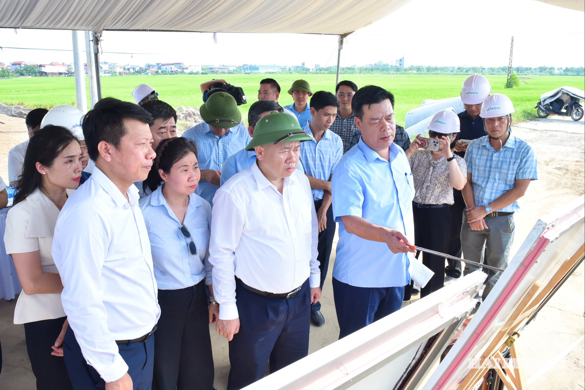 Đồng chí Đỗ Thành Trung, Phó Bí thư Thành uỷ, Chủ tịch UBND thành phố kiểm tra tiến độ Khu công nghiệp Bình Giang.