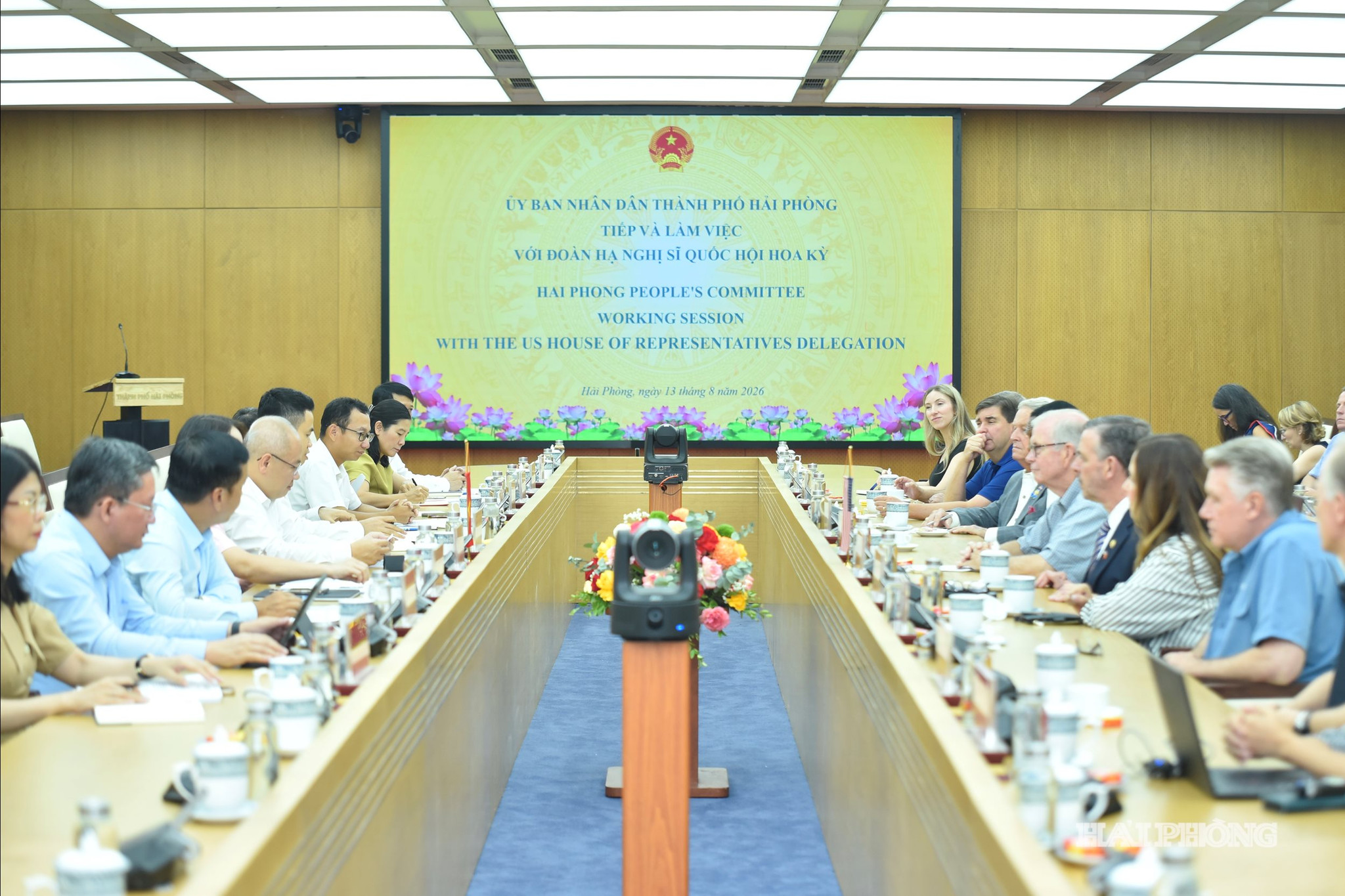 Quang cảnh cuộc làm việc.