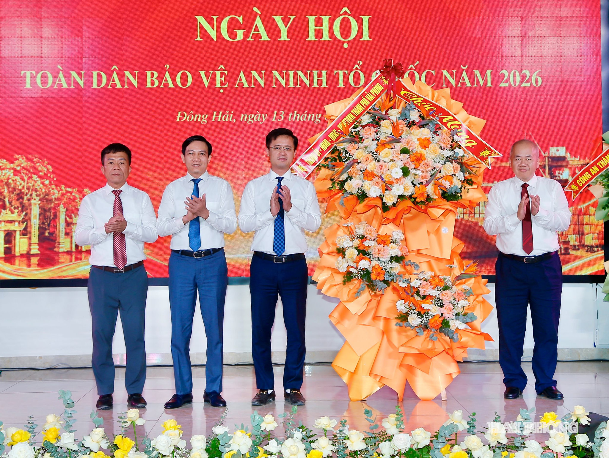 Đồng chí Đỗ Thành Trung, Phó bí thư Thành ủy, Chủ tịch UBND thành phố trao hoa chúc mừng Đảng bộ và nhân dân phường Đông Hải.