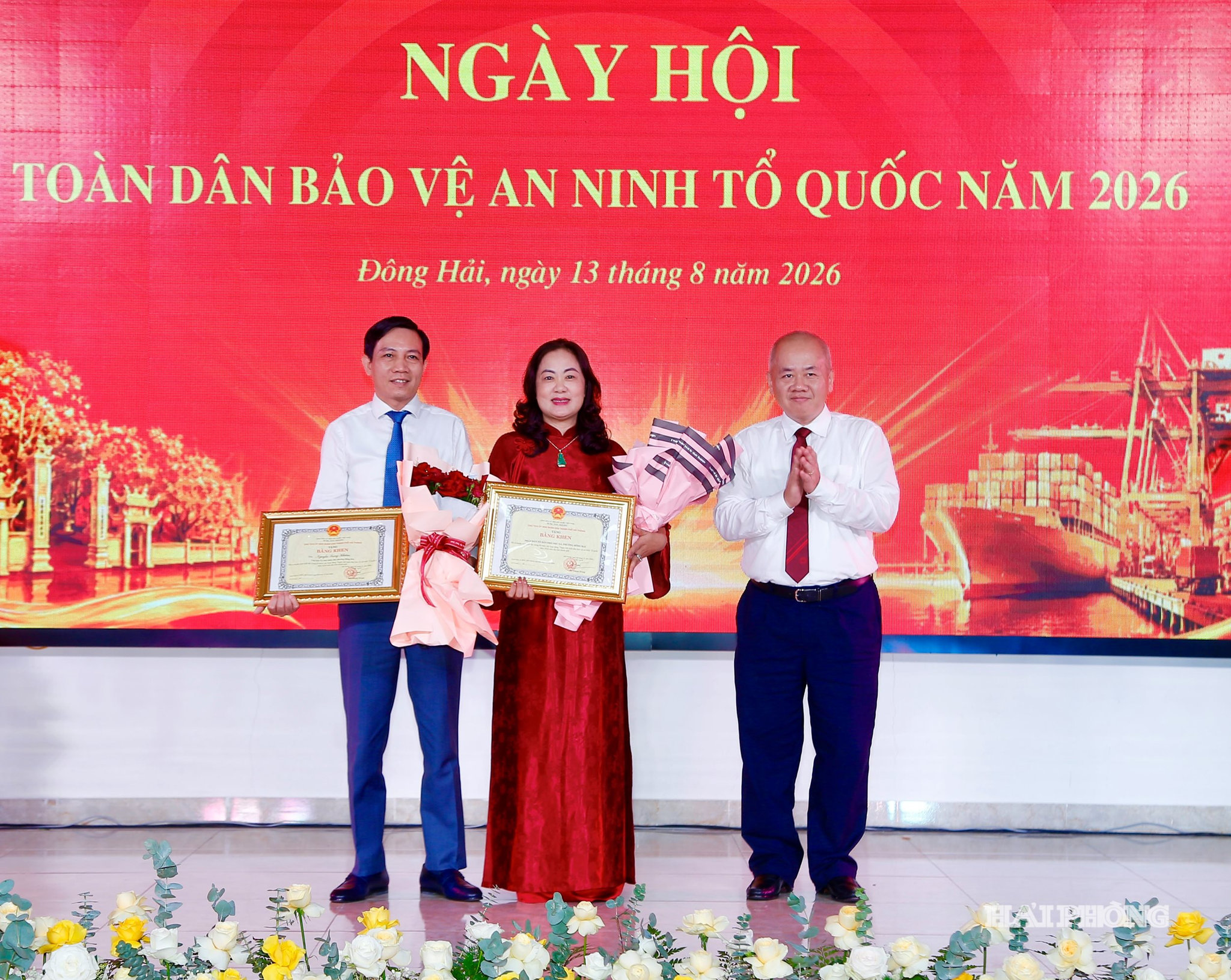 Đồng chí Đỗ Thành Trung, Phó bí thư Thành ủy, Chủ tịch UBND thành phố trao bằng khen tặng các tập thể và cá nhân có thành tích xuất sắc.