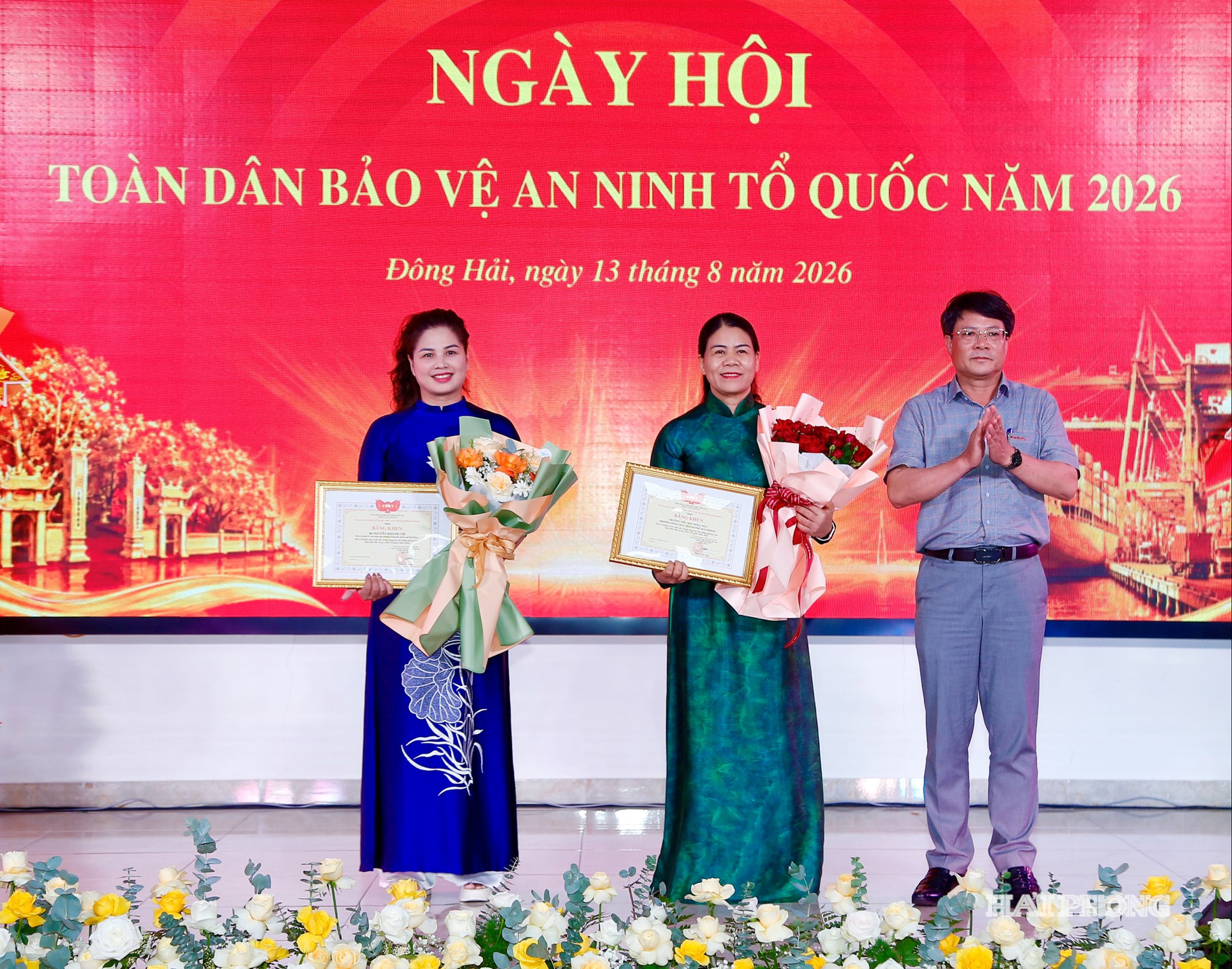 Lãnh đạo Uỷ ban Mặt trận Tổ quốc Việt Nam thành phố trao bằng khen tặng các tập thể và cá nhân có thành tích xuất sắc.