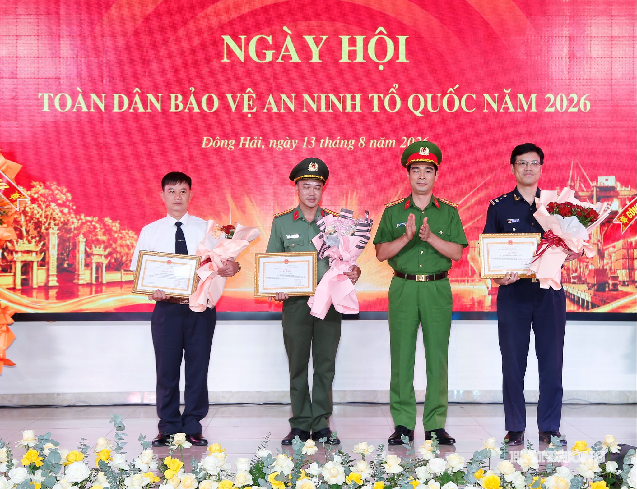 Lãnh đạo Coing an thành phố trao bằng khen tặng các tập thể và cá nhân có thành tích xuất sắc.