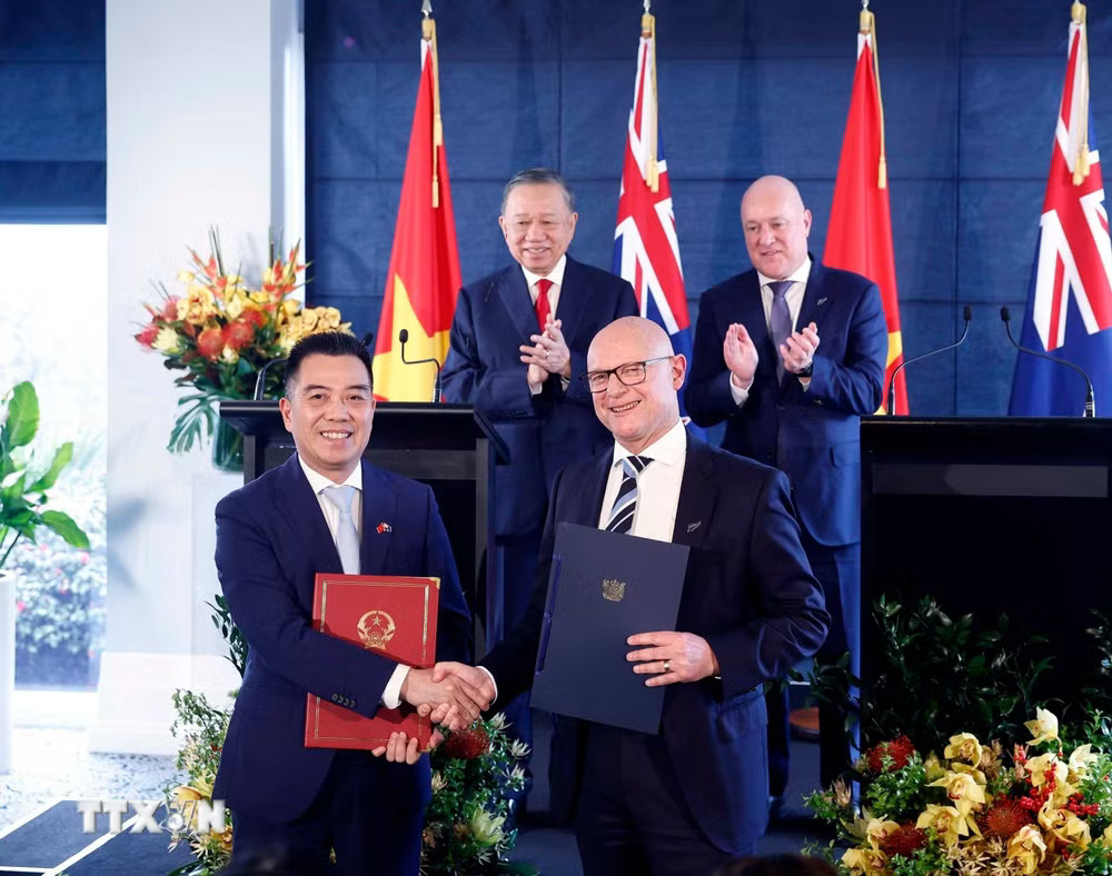 Tổng Bí thư, Chủ tịch nước Tô Lâm và Thủ tướng New Zealand Christopher Luxon chứng kiến trao văn kiện hợp tác giữa hai nước. (Ảnh: Thống Nhất/TTXVN) ttxvn-tong-bi-thu-chu-tich-nuoc-to-lam-va-thu-tuong-new-zealand-chung-kien-le-trao-van-kien-hop-tac-3.jpg