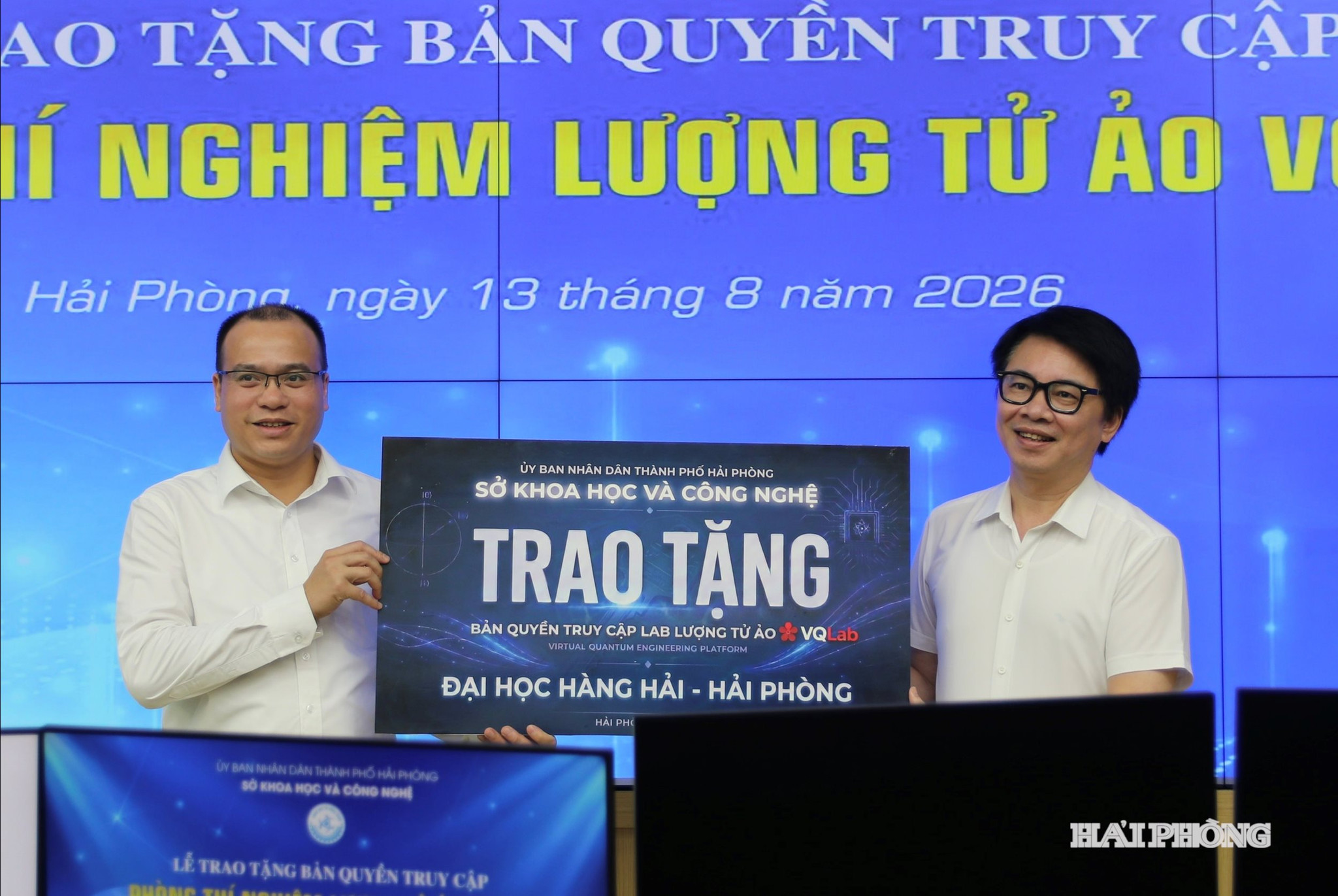 Đồng chí Nguyễn Cao Thắng, Ủy viên Thành ủy, Giám đốc Sở Khoa học và Công nghệ Hải Phòng trao tặng bản quyền truy cập Phòng thí nghiệm lượng tử ảo VQ Lab cho Trường Đại học Hàng hải Việt Nam.