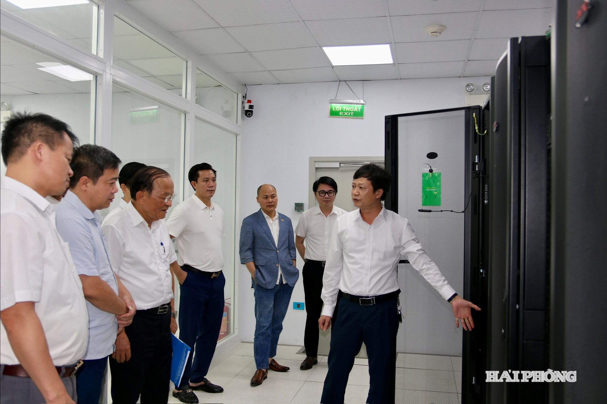 Các đại biểu tham quan, tìm hiểu về Trung tâm Dữ liệu của thành phố Hải Phòng.