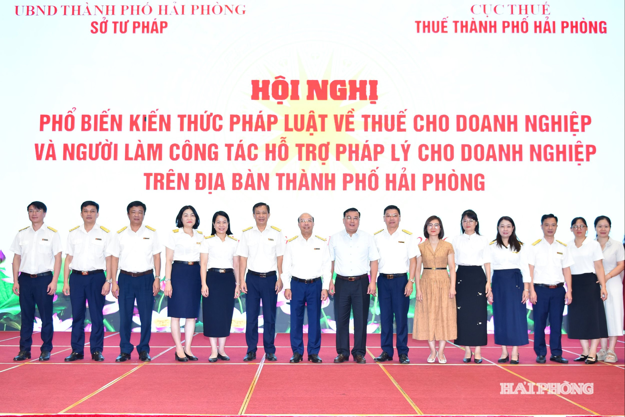 Đại diện lãnh đạo Sở Tư pháp, Thuế thành phố tại hội nghị.