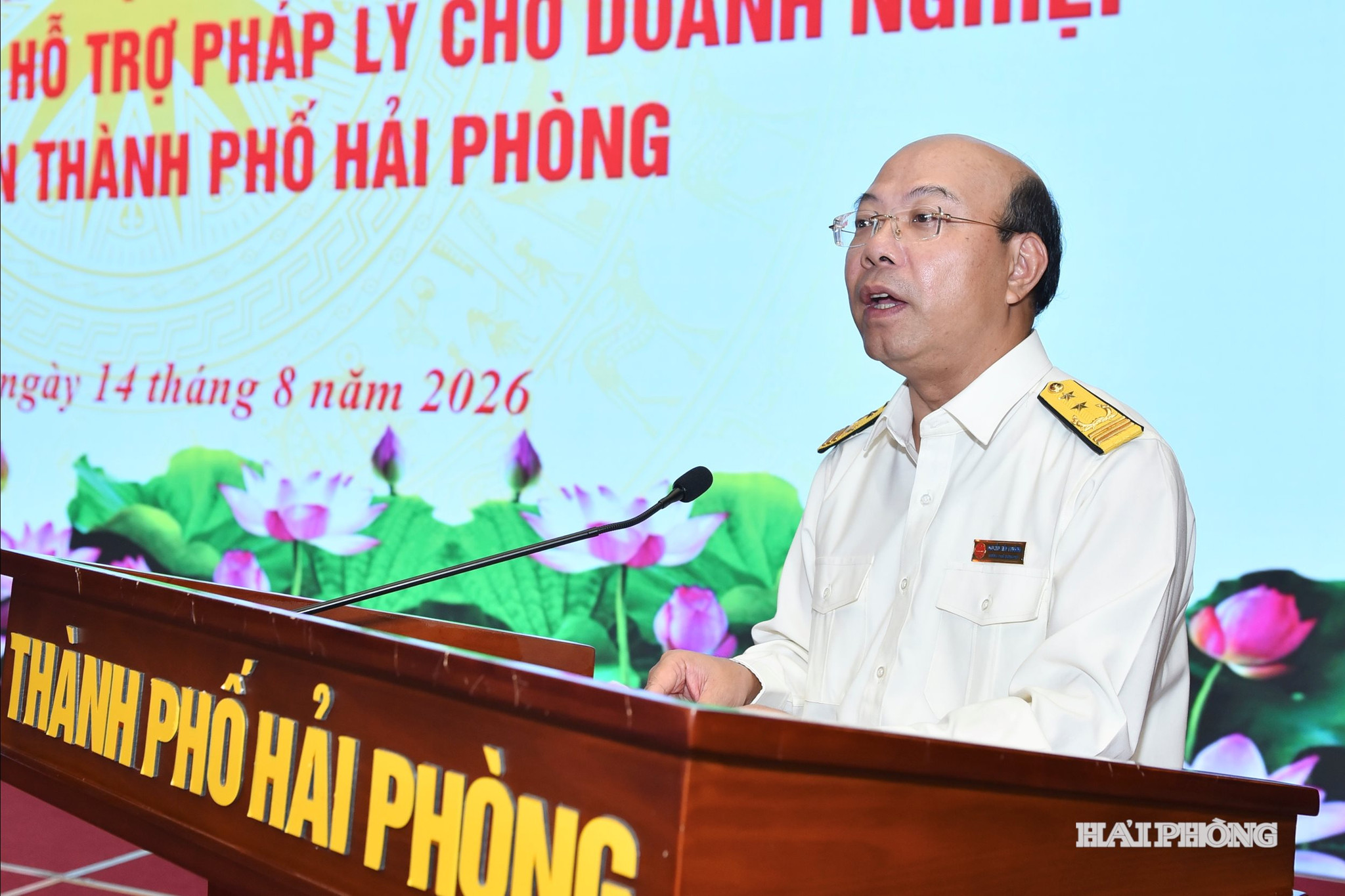 Đồng chí Nguyễn Tiến Trường, Trưởng Thuế thành phố phát biểu tại hội nghị.