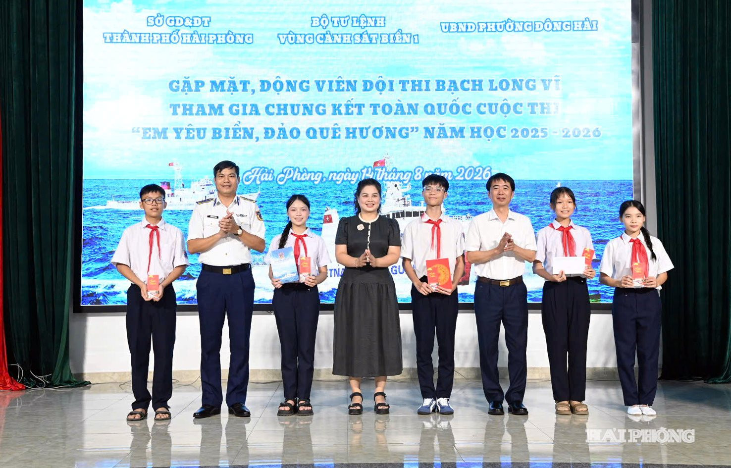 Lãnh đạo các cơ quan, đơn vị tặng quà động viên các thành viên đội thi Bạch Long Vĩ