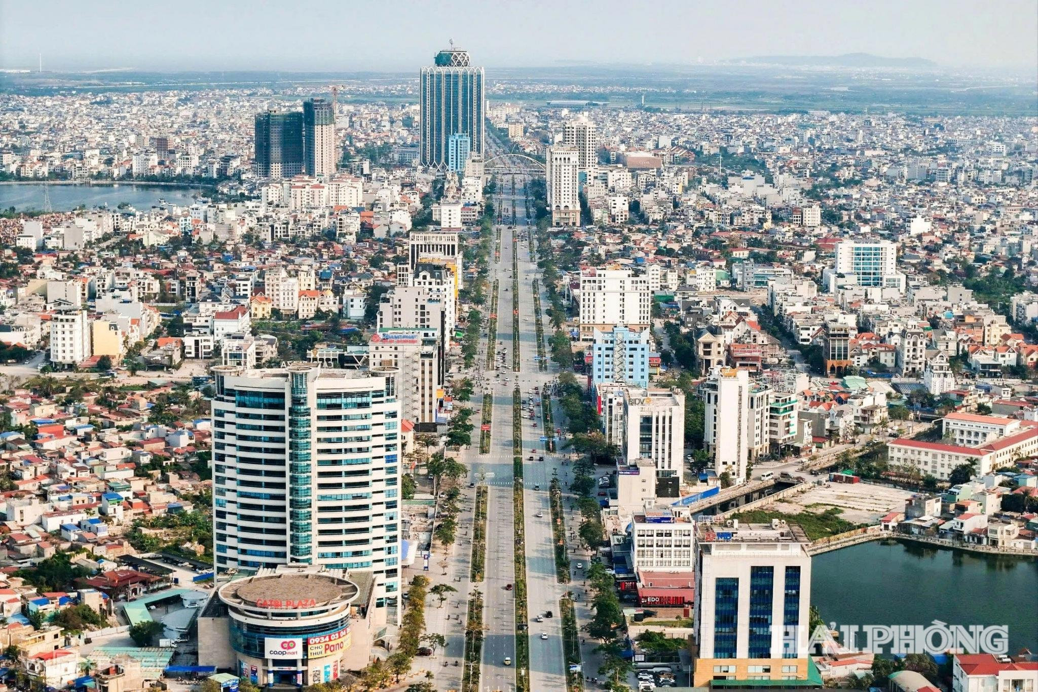 Đường Lê Hồng Phong ở các phường Ngô Quyền và Gia Viên đang dần trở thành trung tâm thương mại - tài chính lớn của thành phố.