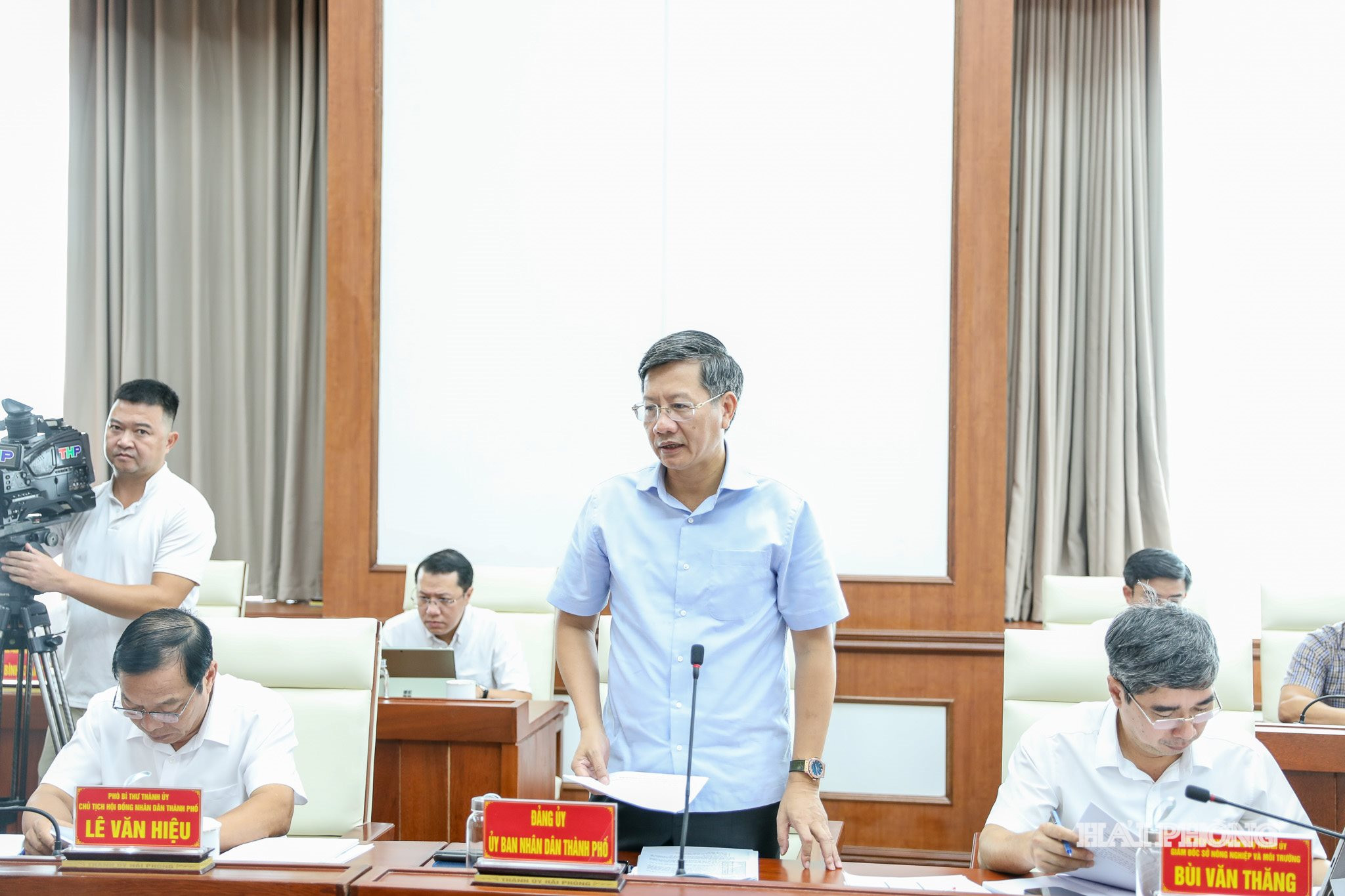 Đồng chí Lê Anh Quân, Phó Chủ tịch Thường trực UBND thành phố báo cáo tại cuộc họp