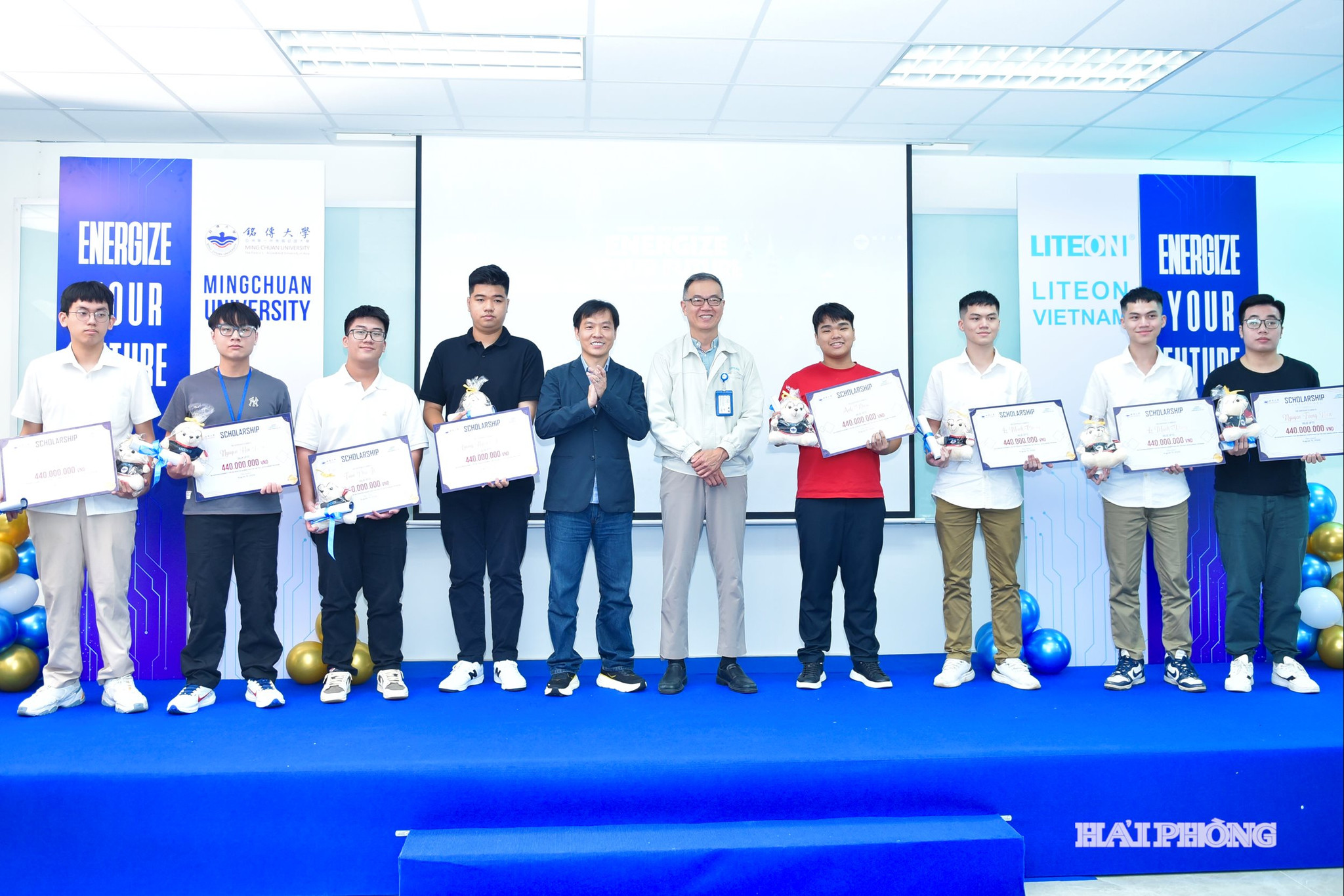 Lãnh đạo Công ty TNHH Liteon Việt Nam trao xuất học bổng tới các học sinh.