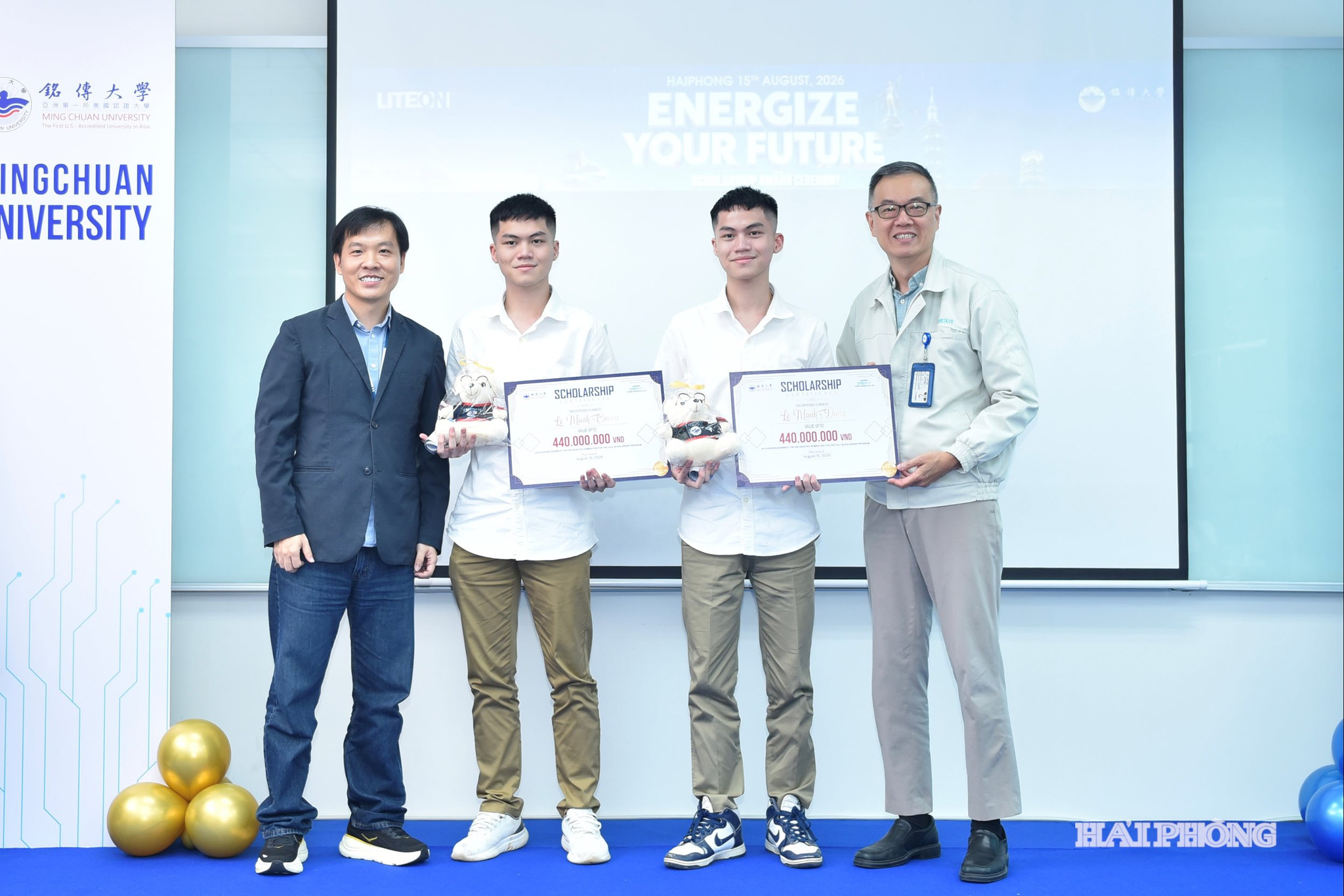 Lãnh đạo Công ty TNHH Liteon Việt Nam trao xuất học bổng tới các học sinh.
