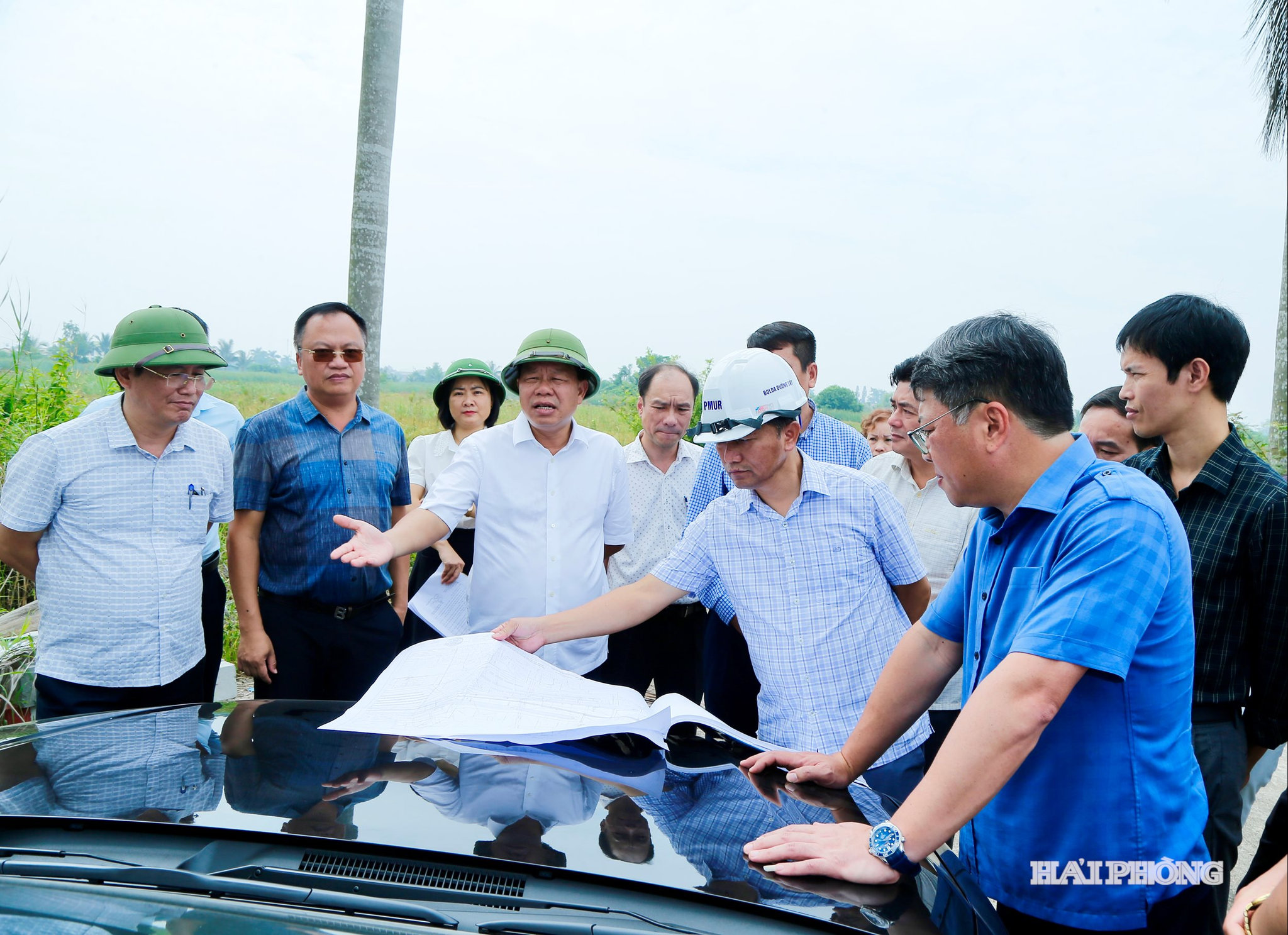 Đồng chí Lê Trung Kiên, Uỷ viên ban Thường vụ Thành ủy, Phó chủ tịch UBND thành phố kiểm tra công tác giải phóng mặt bằng thực hiện Dự án đường sắt cao tốc qua địa bàn xã Kiến Minh.