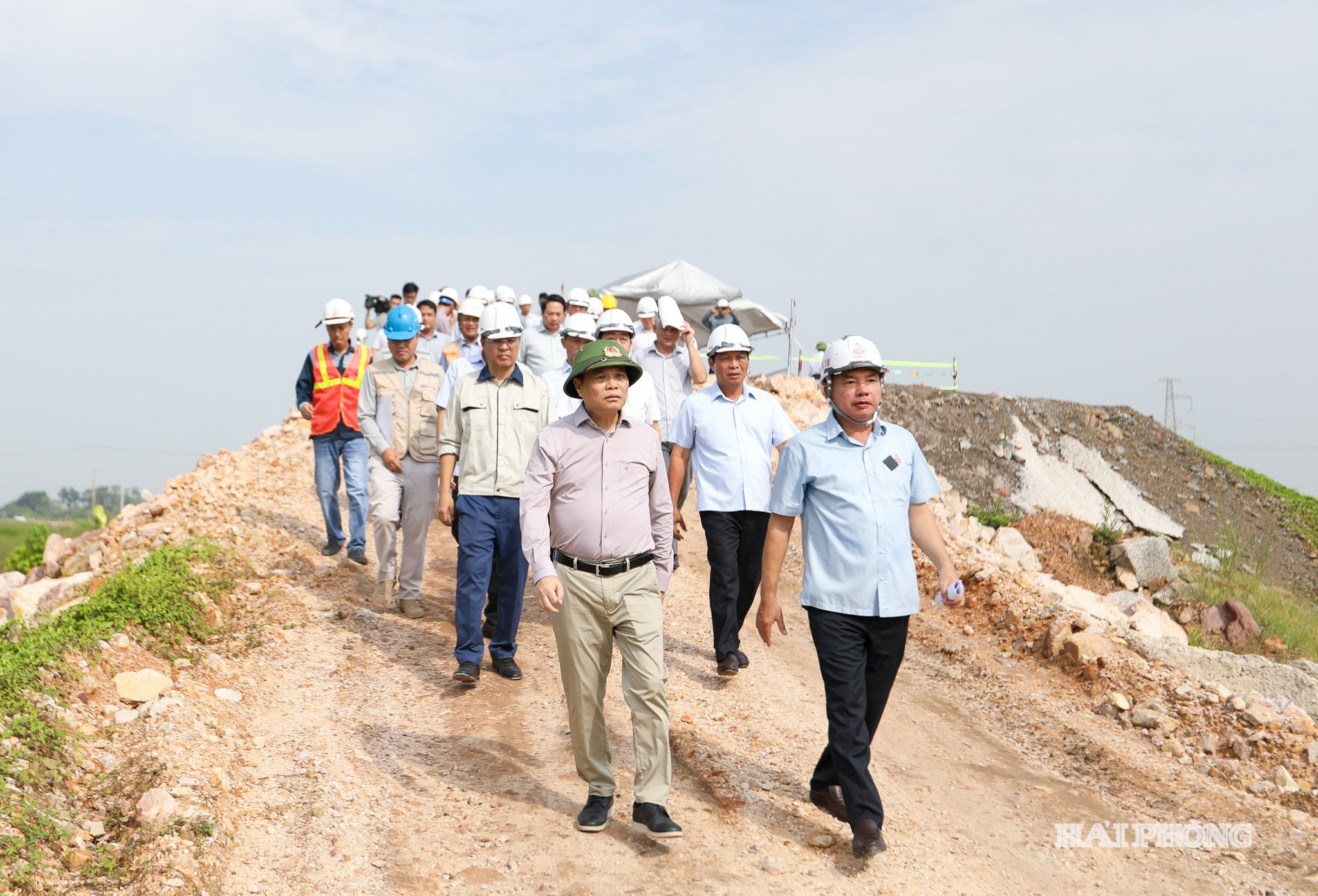 Đồng chí Lê Ngọc Châu, Ủy viên Trung ương Đảng, Bí thư Thành ủy, Trưởng Đoàn đại biểu Quốc hội thành phố Hải Phòng và Đoàn công tác kiểm tra tình hình thực hiện Dự án đầu tư xây dựng tuyến đường và cầu Vạn kết nối quốc lộ 37 với đường dẫn cầu Triều.