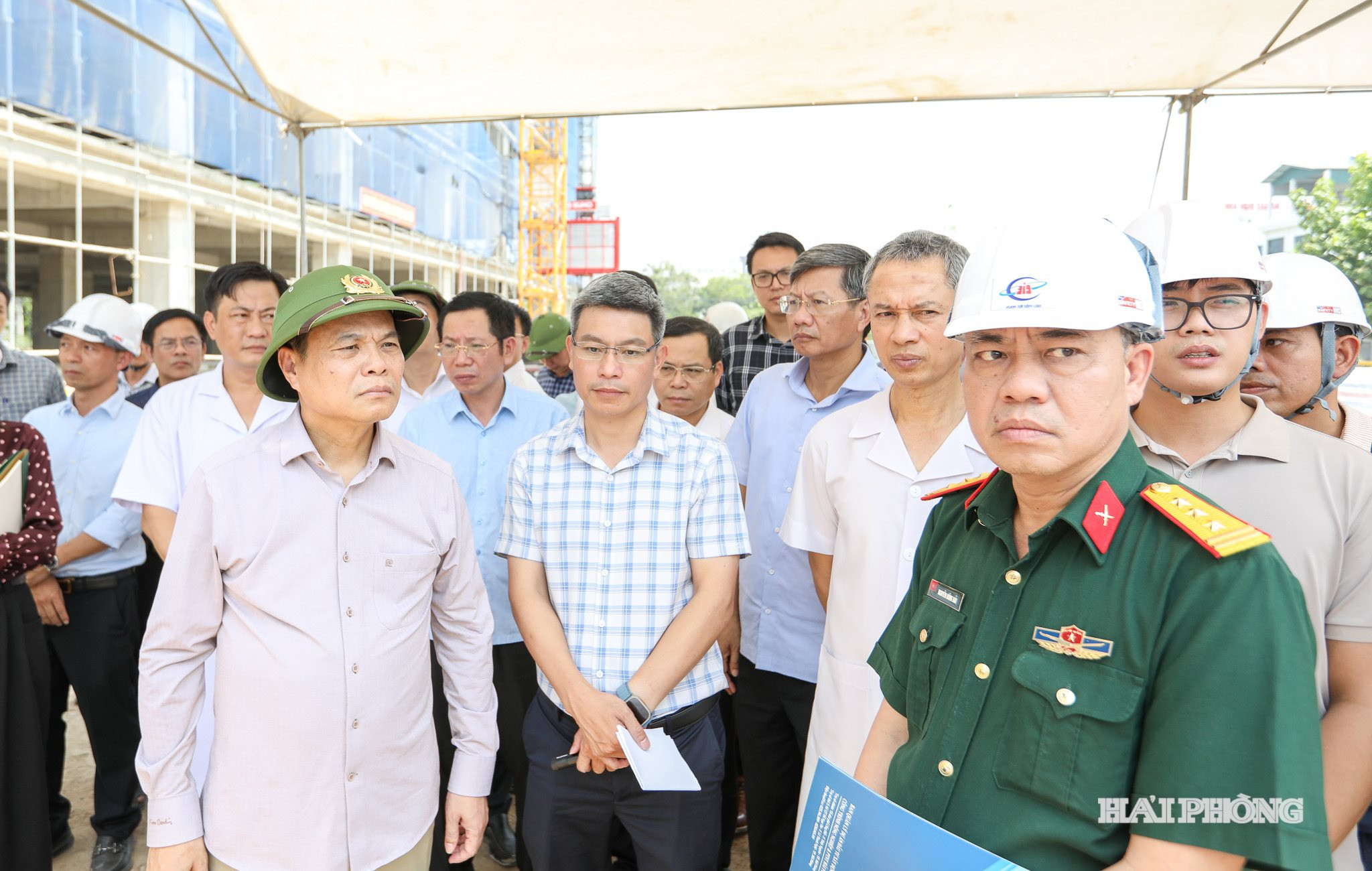 Đồng chí Lê Ngọc Châu, Uỷ viên Trung ương Đảng, Bí thư Thành uỷ, Trưởng đoàn Đại biểu Quốc hội thành phố Hải Phòng kiểm tra dự án tại bệnh viện đa khoa Hải Dương