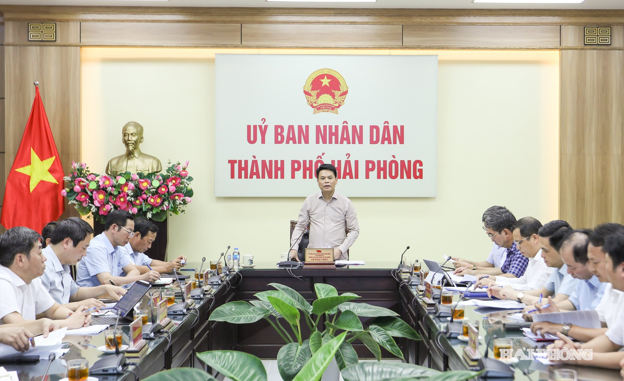 Ảnh trang trong: Đồng chí Lê Ngọc Châu, Uỷ viên Trung ương Đảng, Bí thư Thành uỷ, Trưởng đoàn Đại biểu Quốc hội thành phố Hải Phòng phát biểu kết luận cuộc làm việc.