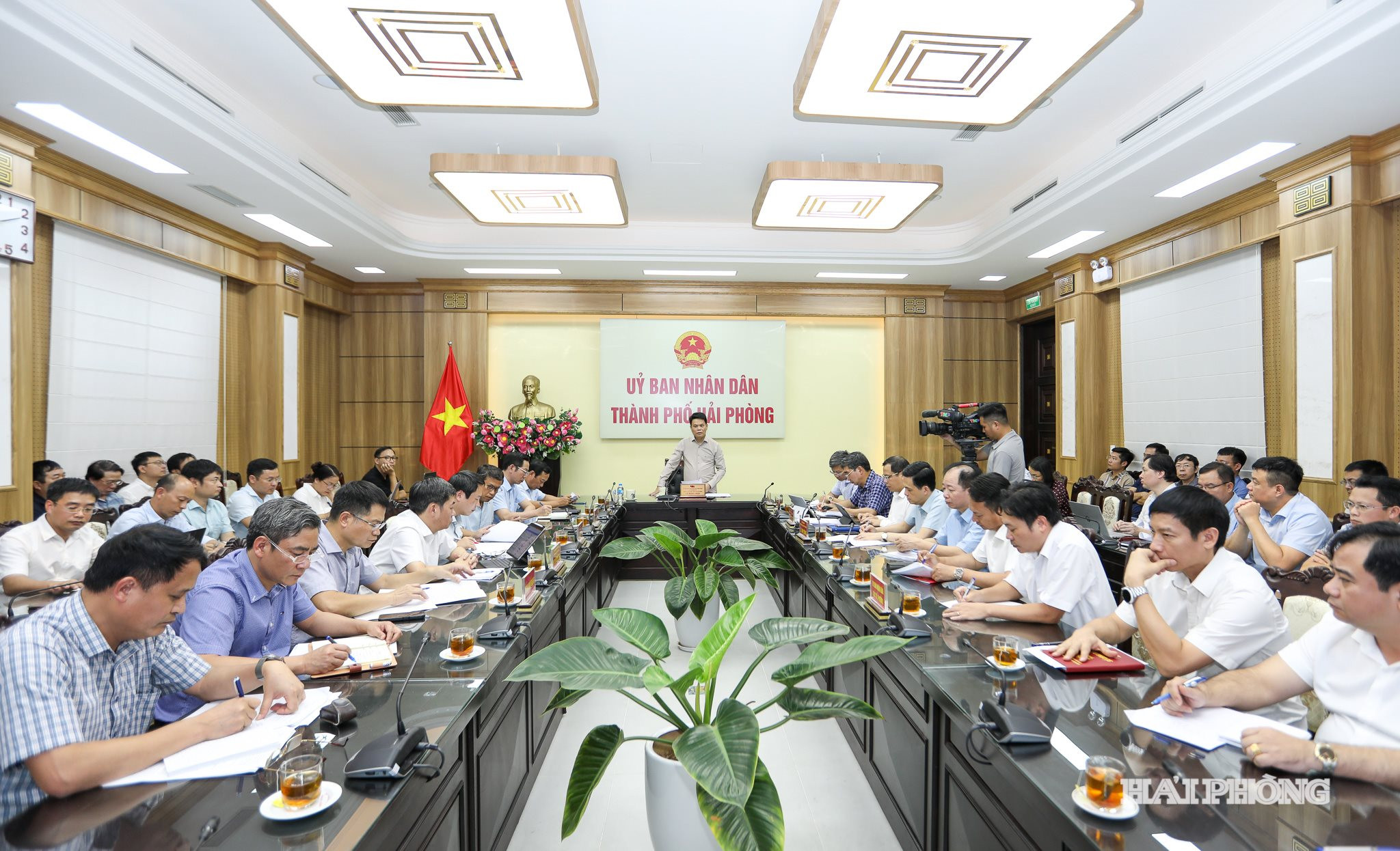 Các đại biểu tham dự cuộc làm việc.