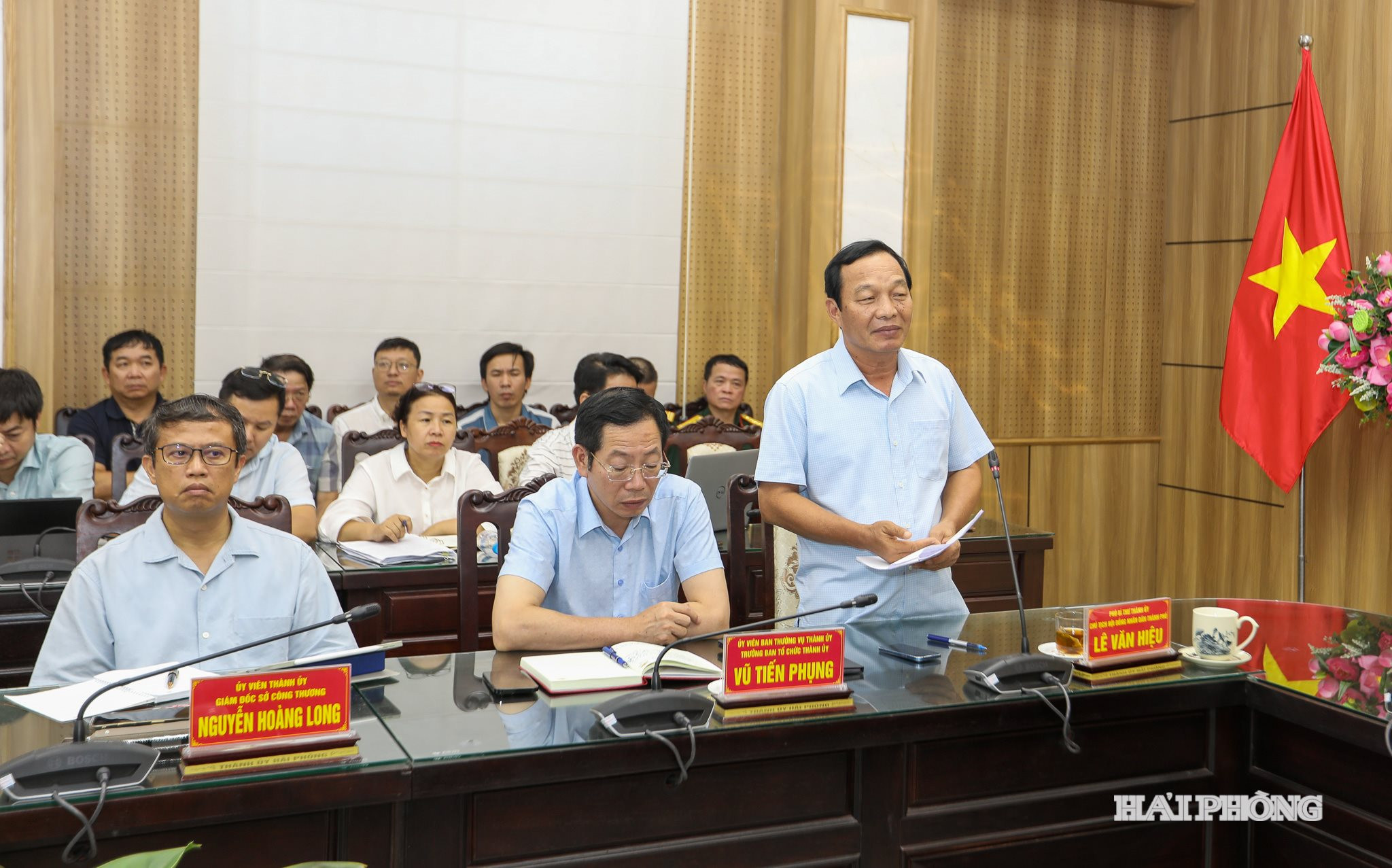 Đồng chí Lê Văn Hiệu, Phó Bí thư Thành uỷ, Chủ tịch HĐND thành phố phát biểu