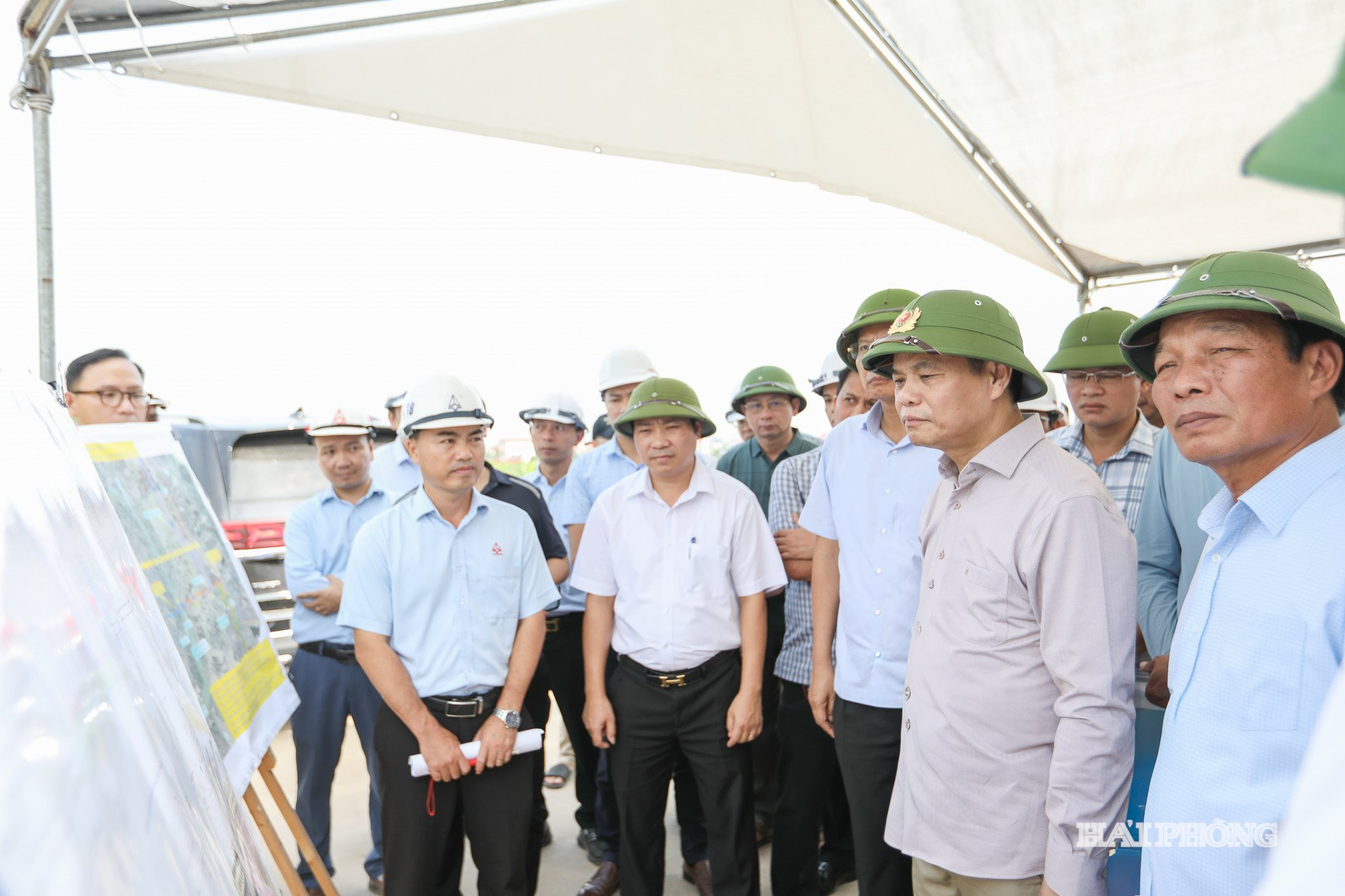 Đồng chí Lê Ngọc Châu, Ủy viên Trung ương Đảng, Bí thư Thành ủy, Trưởng Đoàn đại biểu Quốc hội thành phố Hải Phòng và Đoàn công tác nghe báo cáo về tiến độ thực hiện Dự án đầu tư xây dựng cầu Tân An và đường dẫn nối quốc lộ 18.