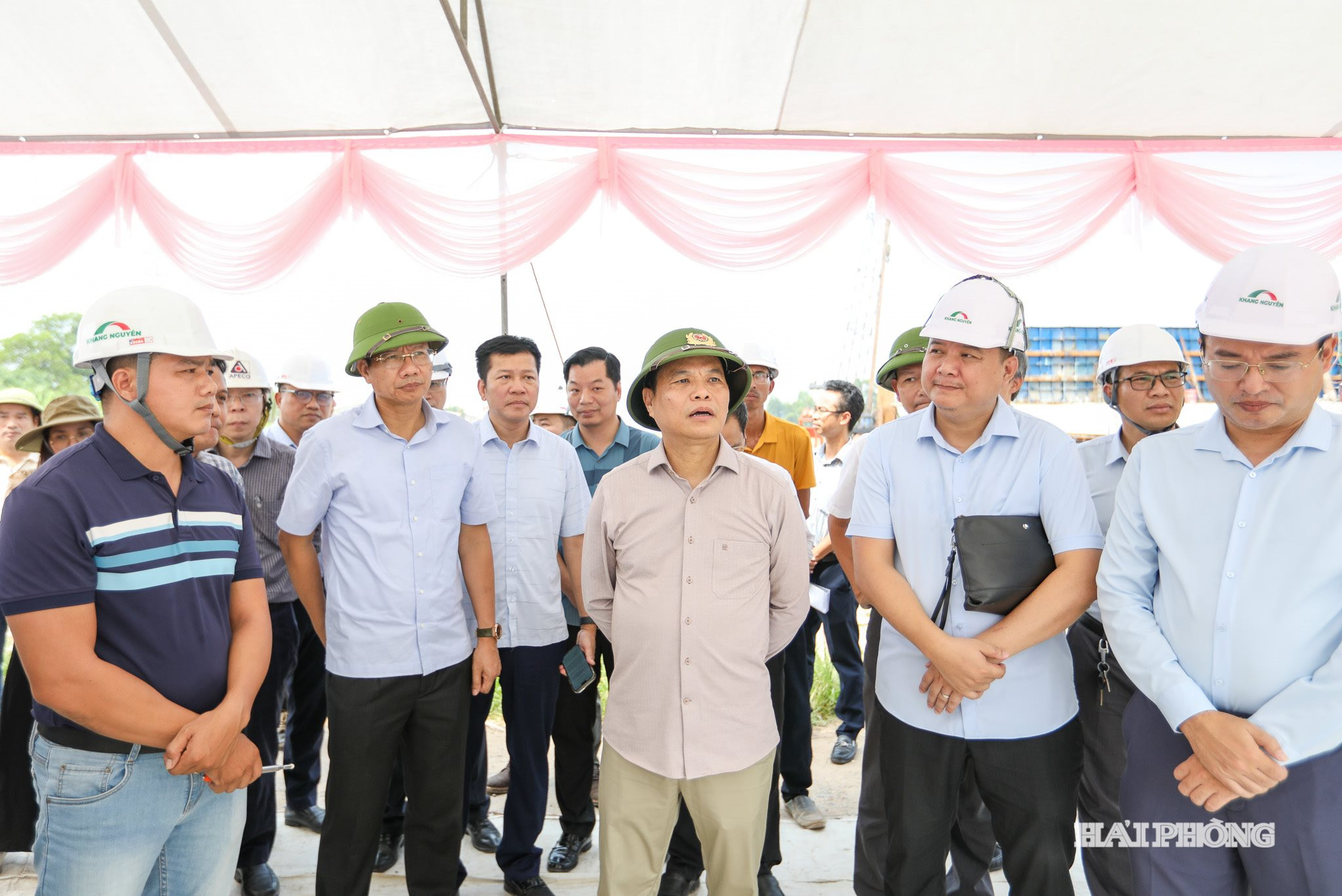 Đồng chí Lê Ngọc Châu, Uỷ viên Trung ương Đảng, Bí thư Thành uỷ, Trưởng đoàn Đại biểu Quốc hội thành phố Hải Phòng và các đồng chí lãnh đạo kiểm tra dự án đầu tư xây dựng cầu vượt sông Thái Bình và đường dẫn thuộc tuyến đường vành đai I thành phố Hải Dương, đoạn từ đường tỉnh 391 đến đường tỉnh 390C
