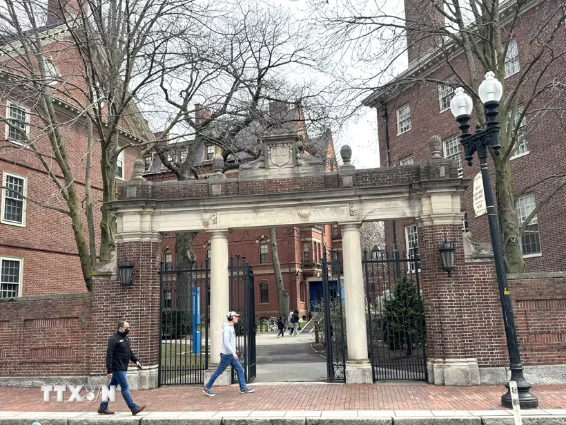 Cổng vào khuôn viên Đại học Harvard tại Cambridge, bang Massachusetts. (Ảnh: Đoàn Hùng/TTXVN)