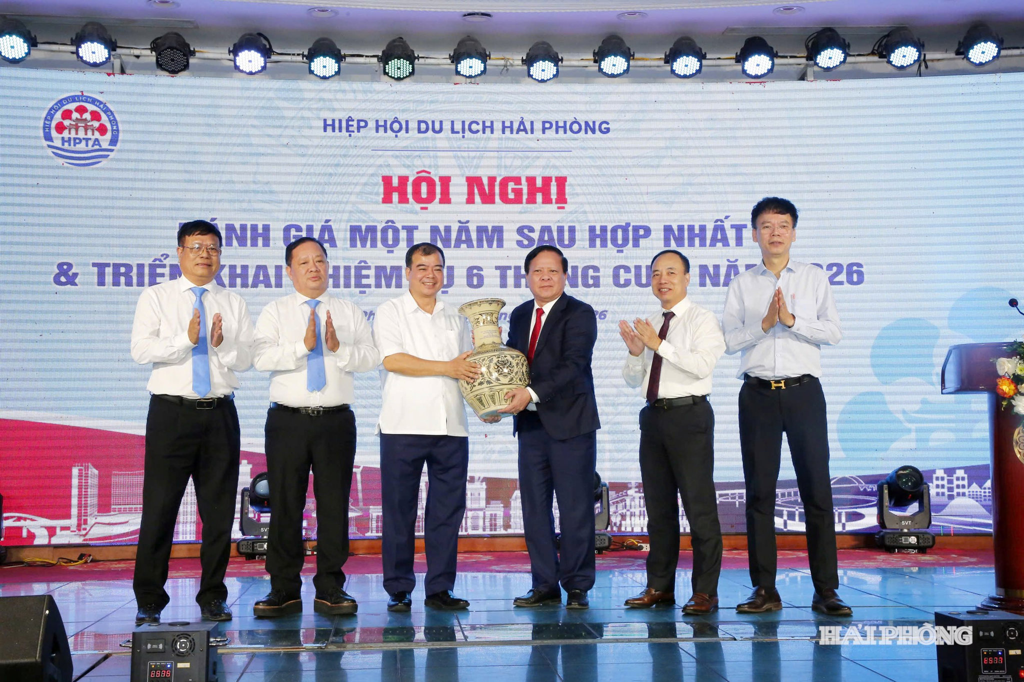 PCT tặng Hiệp hội