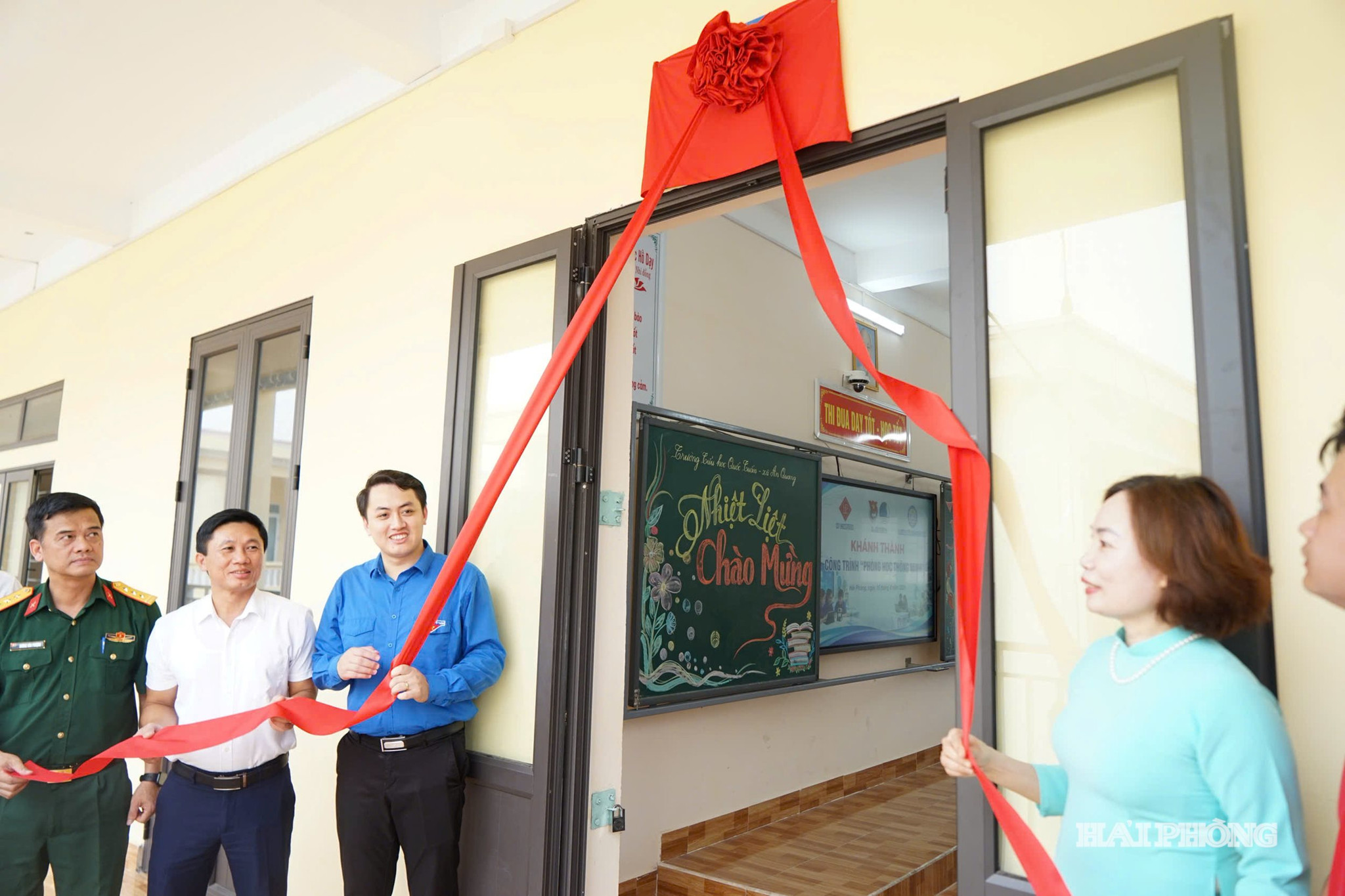 Lãnh đạo Thành Đoàn khánh thành công trình thanh niên Phòng học thông minh tại Trường Tiểu học Quốc Tuấn (xã An Quang).