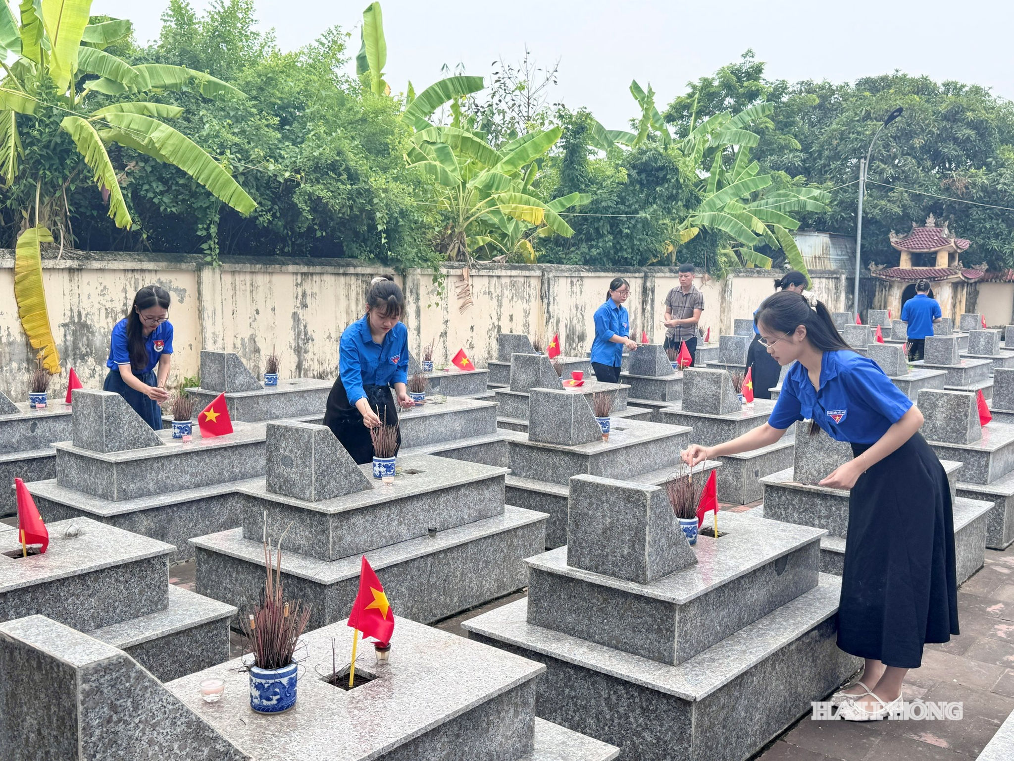 Sau lễ phát động diễn ra các hoạt động hưởng ứng của tuổi trẻ thành phố như dâng hương tại Đài tưởng niệm nghĩa trang liệt sĩ Quang Hưng (xã An Quang).