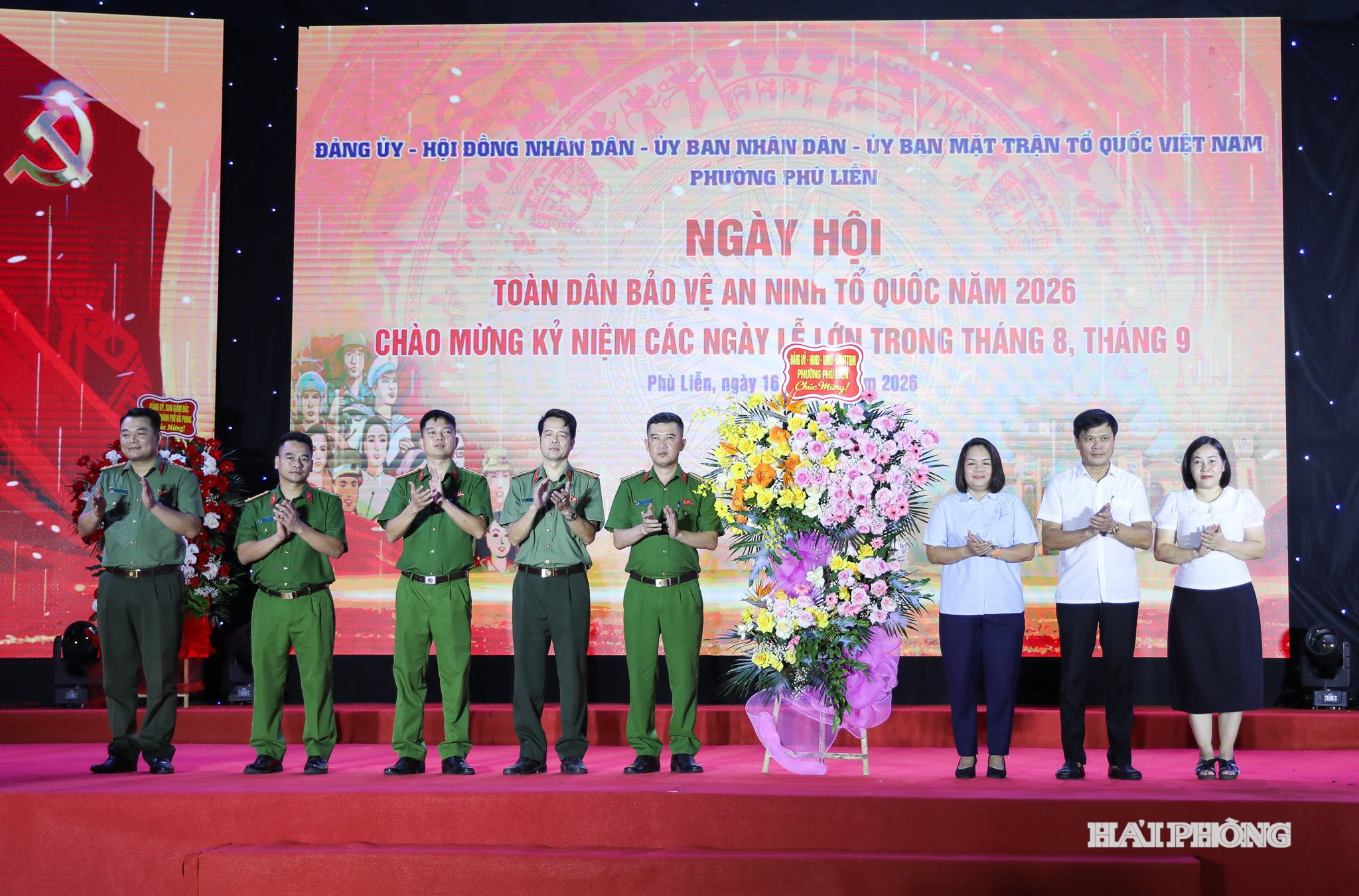 Lãnh đạo Đảng uỷ, UBND, Uỷ ban MTTQ phường tặng hoa chúc mừng công an phường