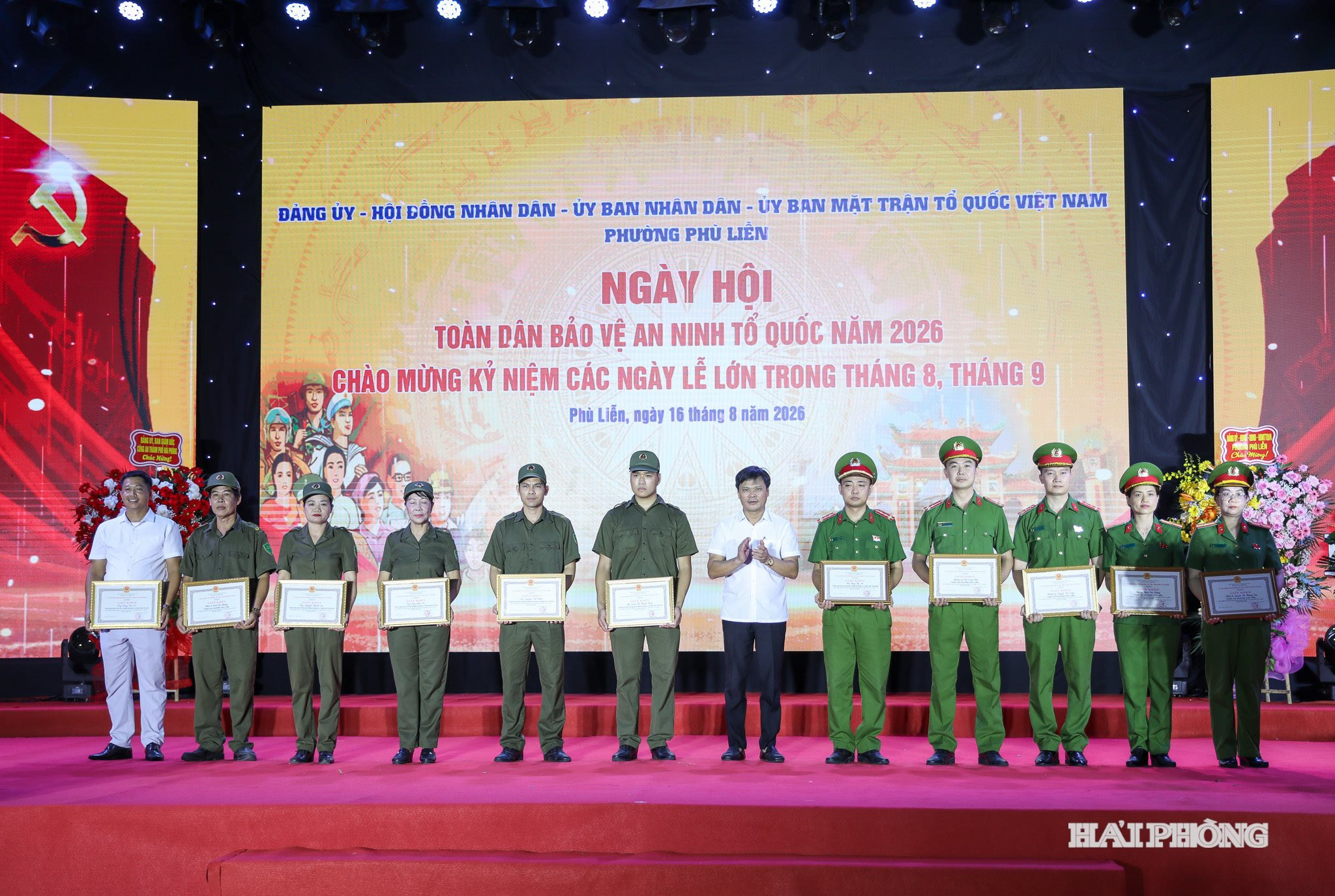Lãnh đạo UBND phường trao giấy khen tặng các cá nhân tham gia hội thi Hội thi lực lượng tham gia bảo vệ an ninh, trật tự ở cơ sở giỏi toàn quốc lần thứ I