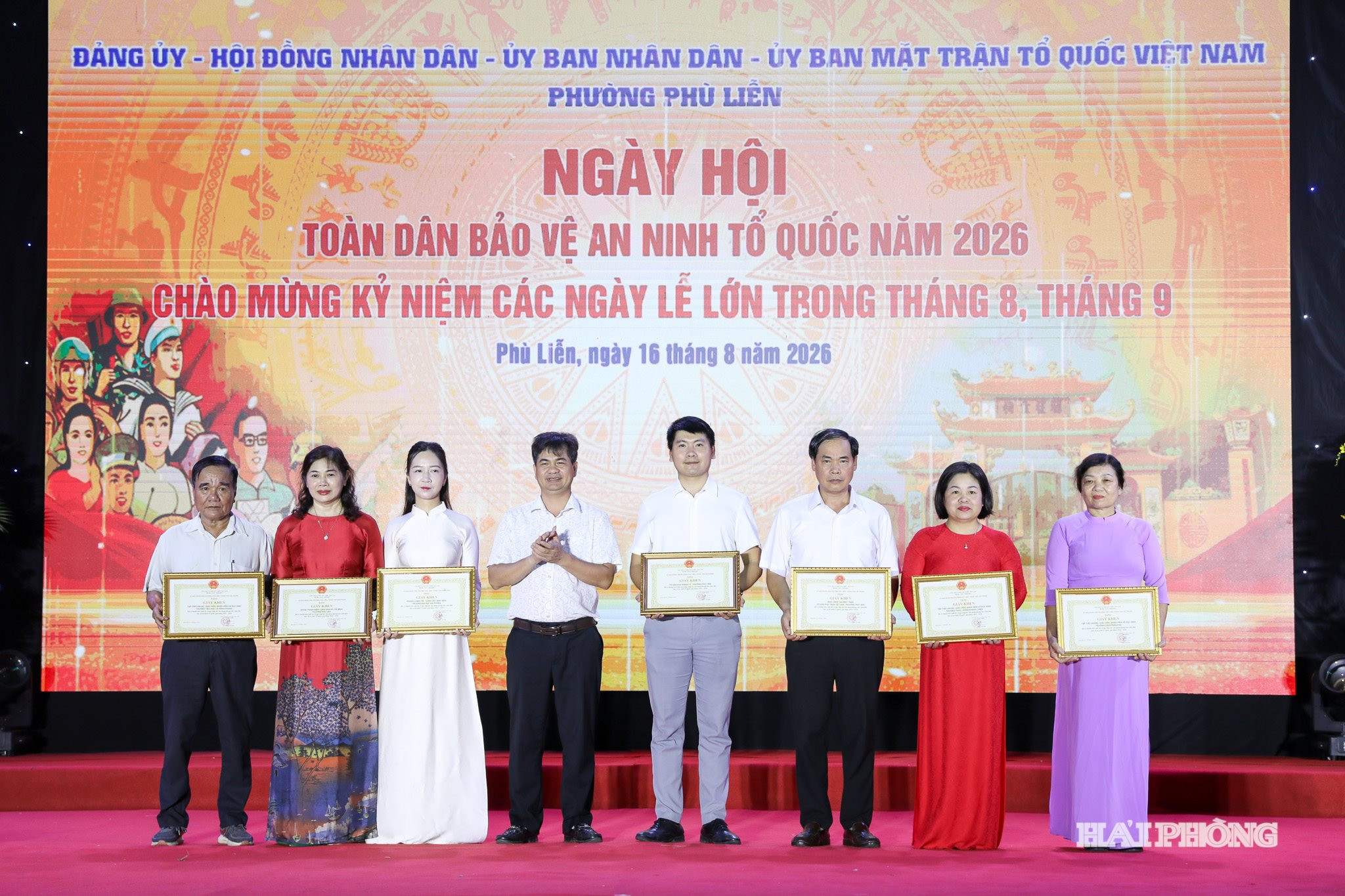 Lãnh đạo UBND phường trao giấy khen tặng các tập thể, cá nhân có thành tích xuất sắc