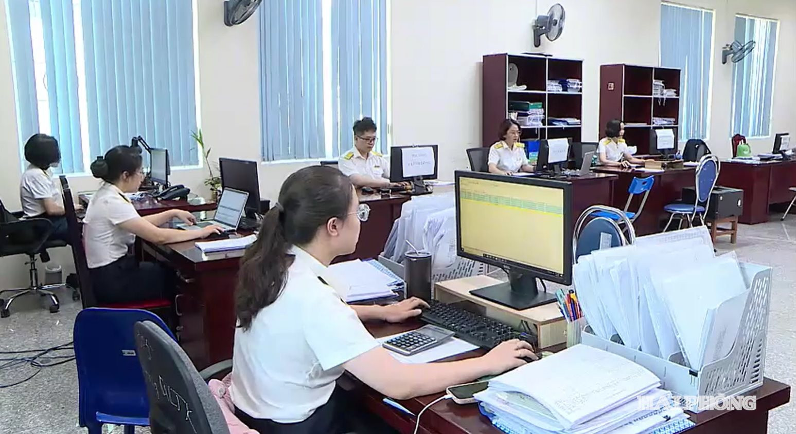 Cán bộ thuế cơ sở đẩy mạnh triển khai công cụ, ứng dụng trong quản lý thuế và phục vụ người nộp thuế.