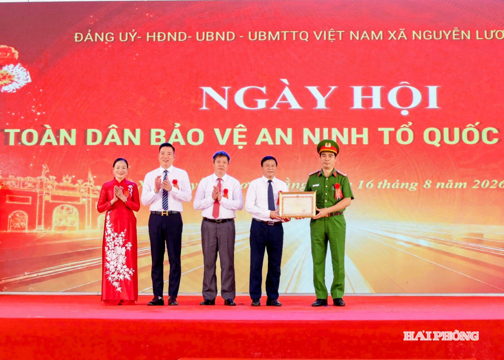 tang-bang-khen.jpg