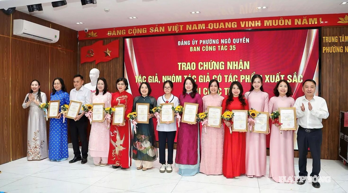 Lãnh đạo Đảng ủy phường Ngô Quyền biểu dương các cá nhân có tác phẩm đạt chất lượng cao tại Cuộc thi chính luận bảo vệ nền tảng tư tưởng năm 2026. 