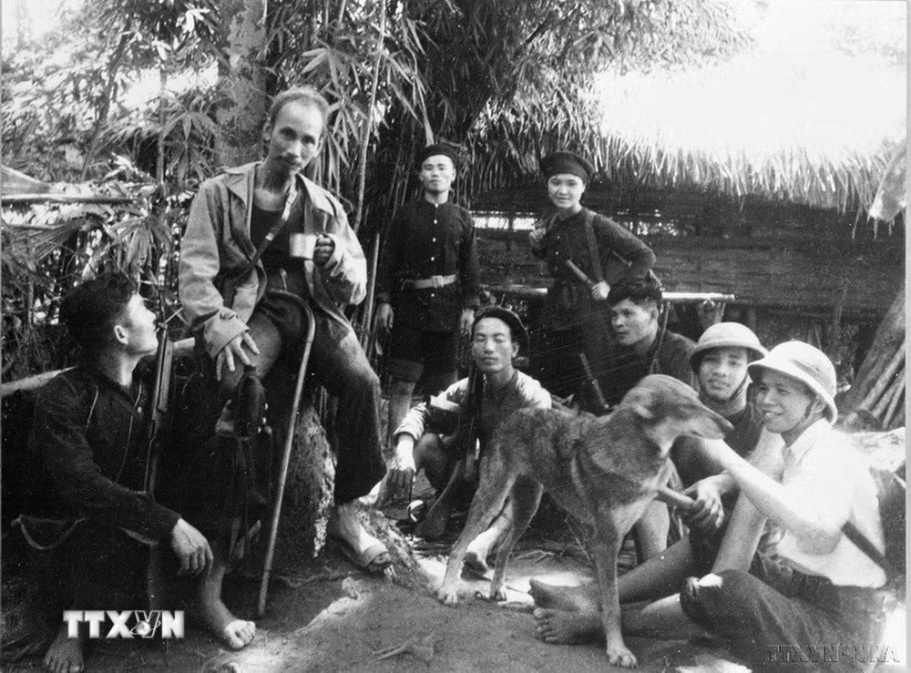 Những giây phút nghỉ ngơi của chủ tịch Hồ Chí Minh trên đường đi công tác tại chiến khu Việt Bắc trong thời kỳ kháng chiến chống thực dân Pháp. (Ảnh: TTXVN) ttxvn-chu-tich-ho-chi-minh-nguoi-sang-lap-ren-luyen-dang-cong-san-viet-nam11-resize.jpg