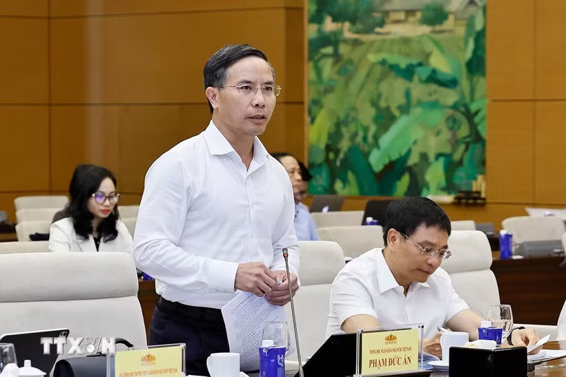 Thống đốc Ngân hàng Nhà nước Phạm Đức Ấn trình bày báo cáo tiếp thu, giải trình và chỉnh lý dự thảo. (Ảnh: Doãn Tấn/TTXVN)