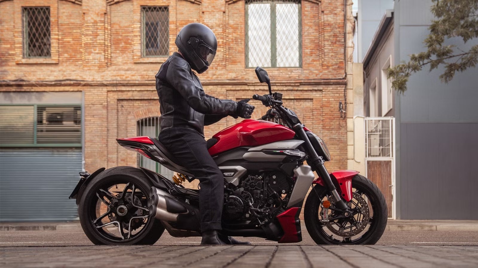 2025-ducati-xdiavel-v4-side-view-2092.jpg