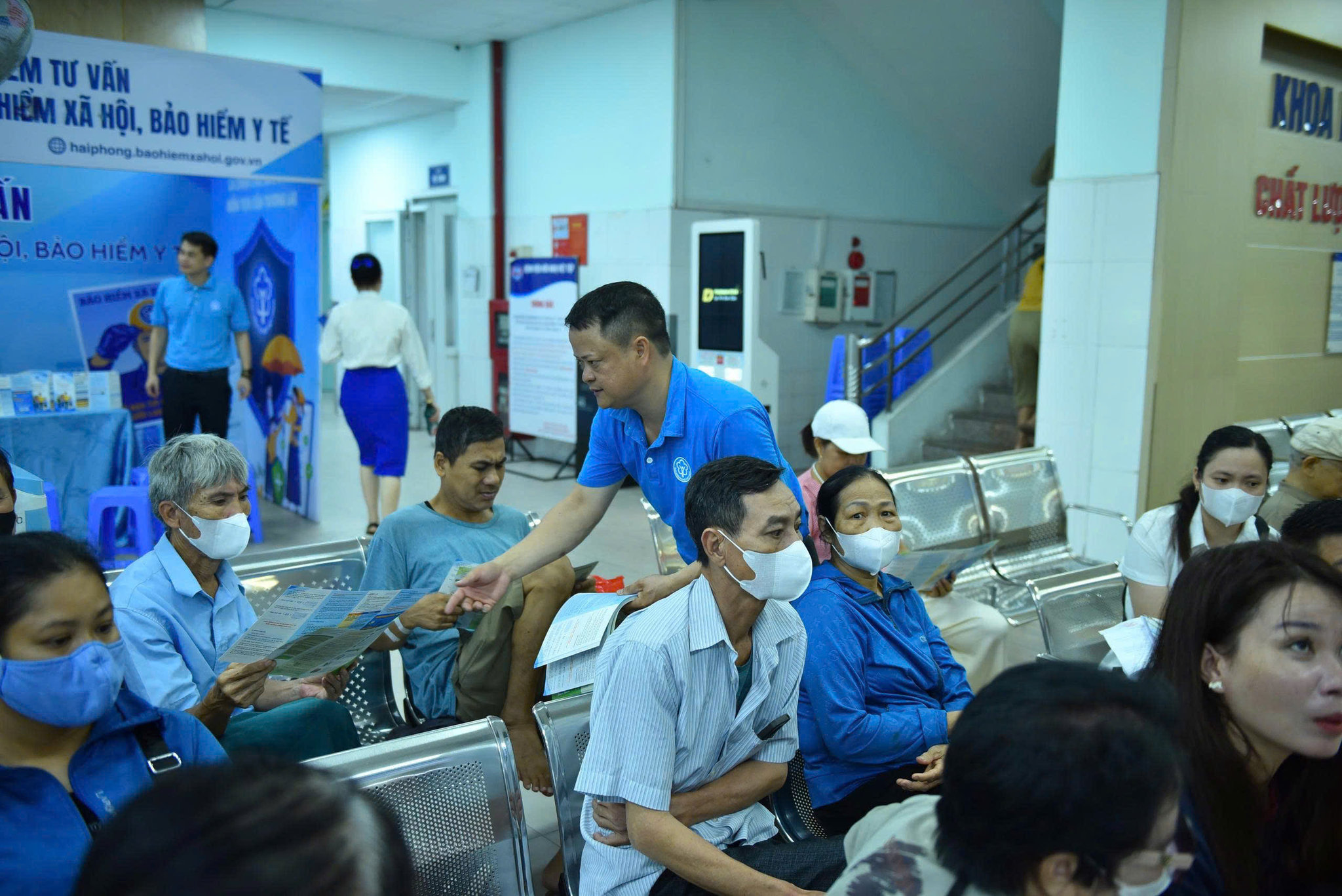 Ảnh báo in: Cán bộ, nhân viên Bảo hiểm xã hội Hải Phòng tuyên truyền chính sách bảo hiểm y tế tại Bệnh viện Hữu nghị Việt Tiệp. Ảnh: Trung Kiên
