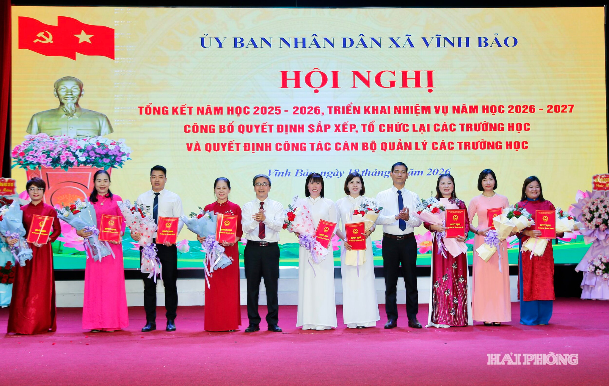 Lãnh đạo xã Vĩnh Bảo trao quyết định kiện toàn công tác cán bộ tại các trường Mầm non trên địa bàn xã.