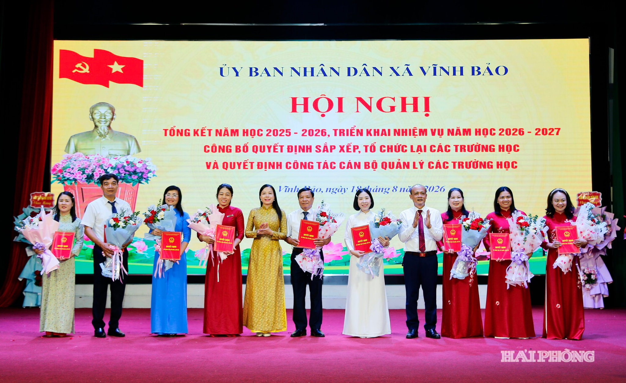 Lãnh đạo xã Vĩnh Bảo trao quyết định kiện toàn công tác cán bộ tại các trường Tiểu học trên địa bàn xã.