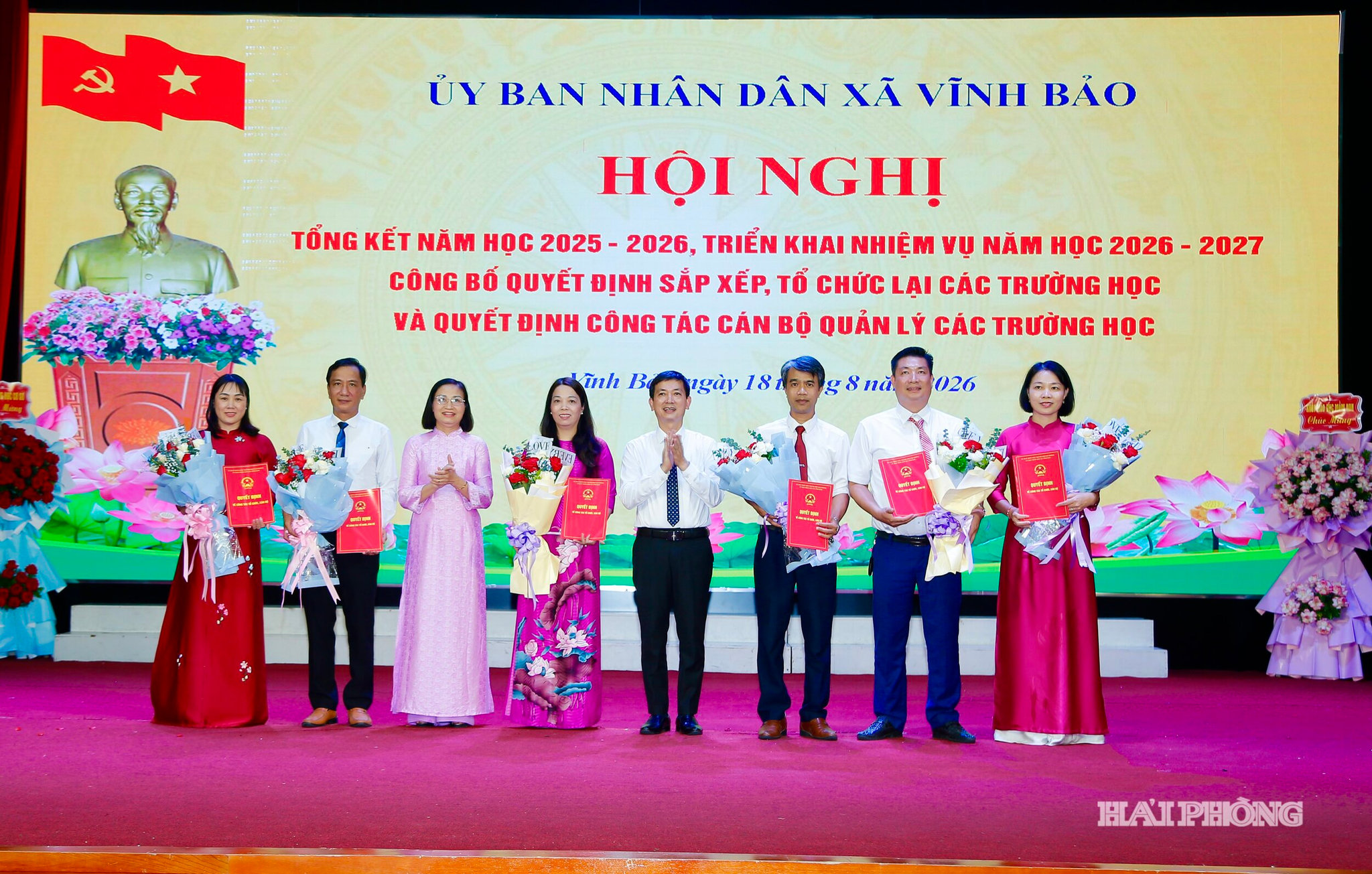 Lãnh đạo xã Vĩnh Bảo trao quyết định kiện toàn công tác cán bộ tại các trường THCS trên địa bàn xã.