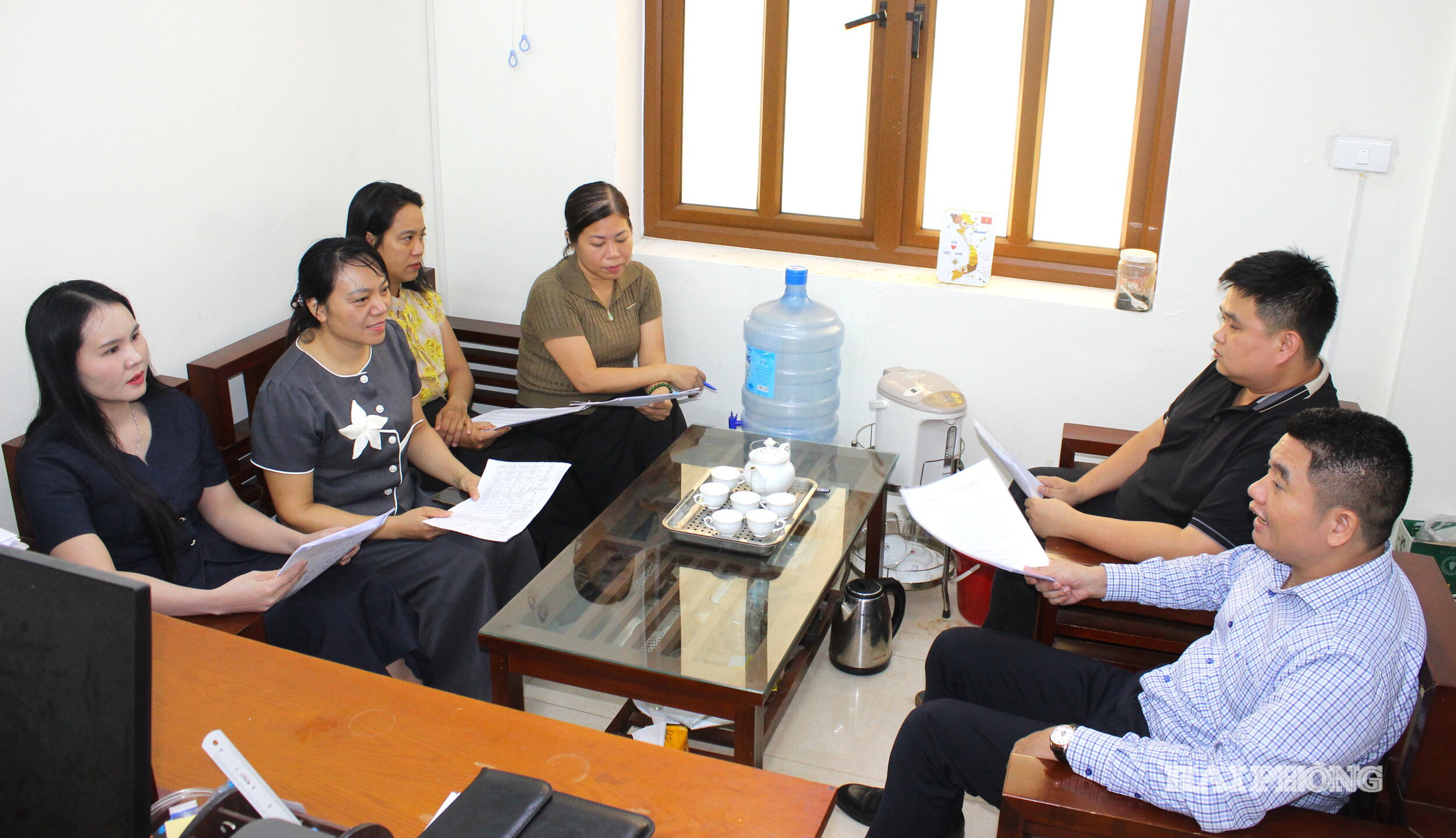 Nhiều chính sách mới được HĐND thành phố đang được triển khai trong thực tiễn. Trong ảnh: Cán bộ, công chức Phòng Văn hóa - Xã hội phường An Hải triển khai kế hoạch thực hiện nghị quyết của HĐND thành phố.