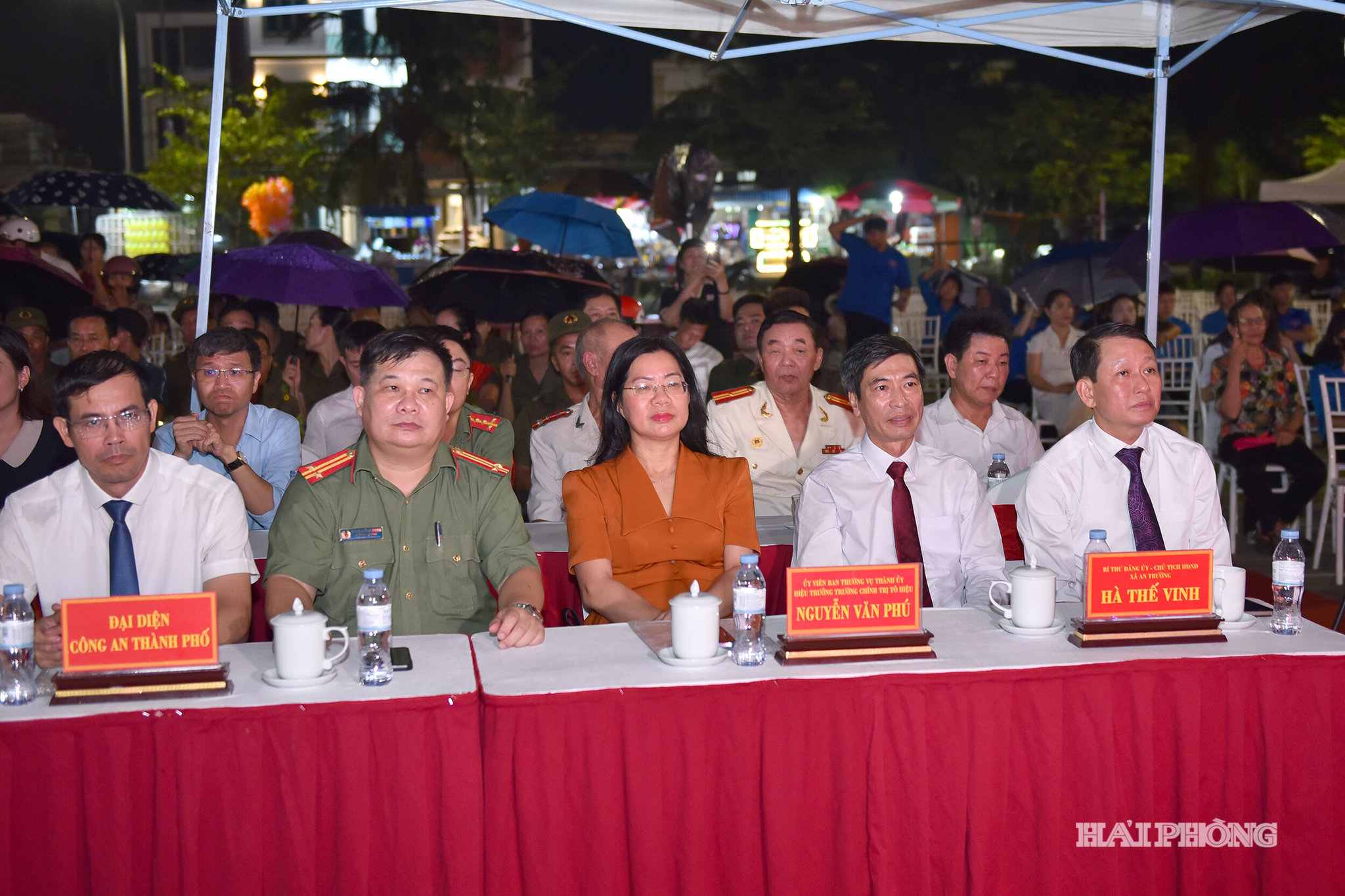 Các đại biểu dự chương trình.