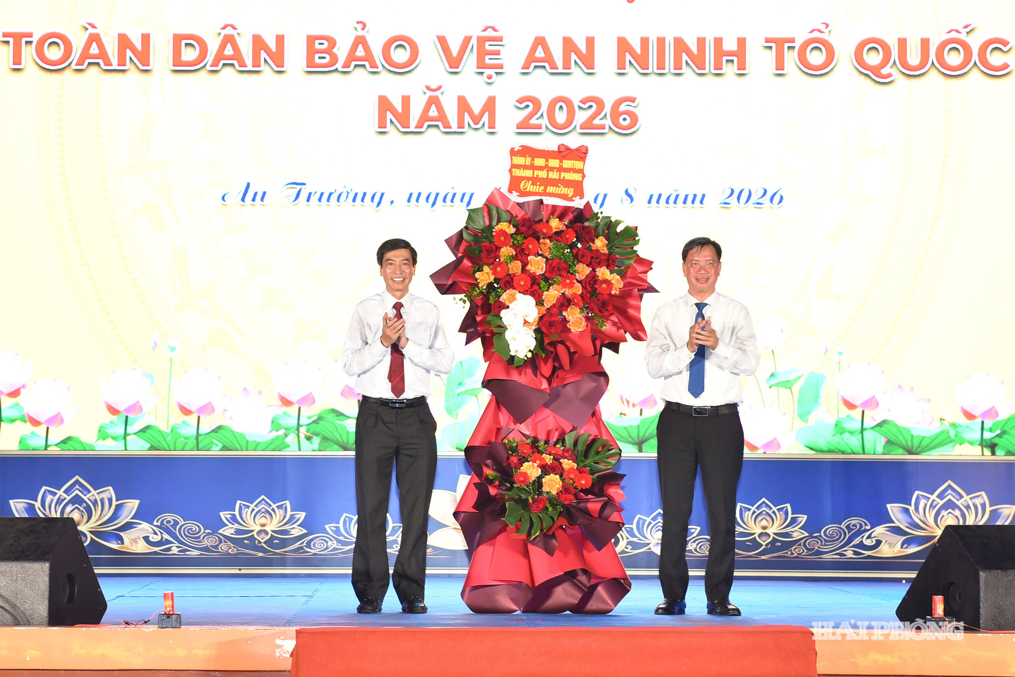 Đồng chí Nguyễn Văn Phú, Ủy viên Ban Thường vụ Thành ủy, Hiệu trưởng Trường Chính trị Tô Hiệu Hải Phòng tặng hoa chúc mừng ngày hội.