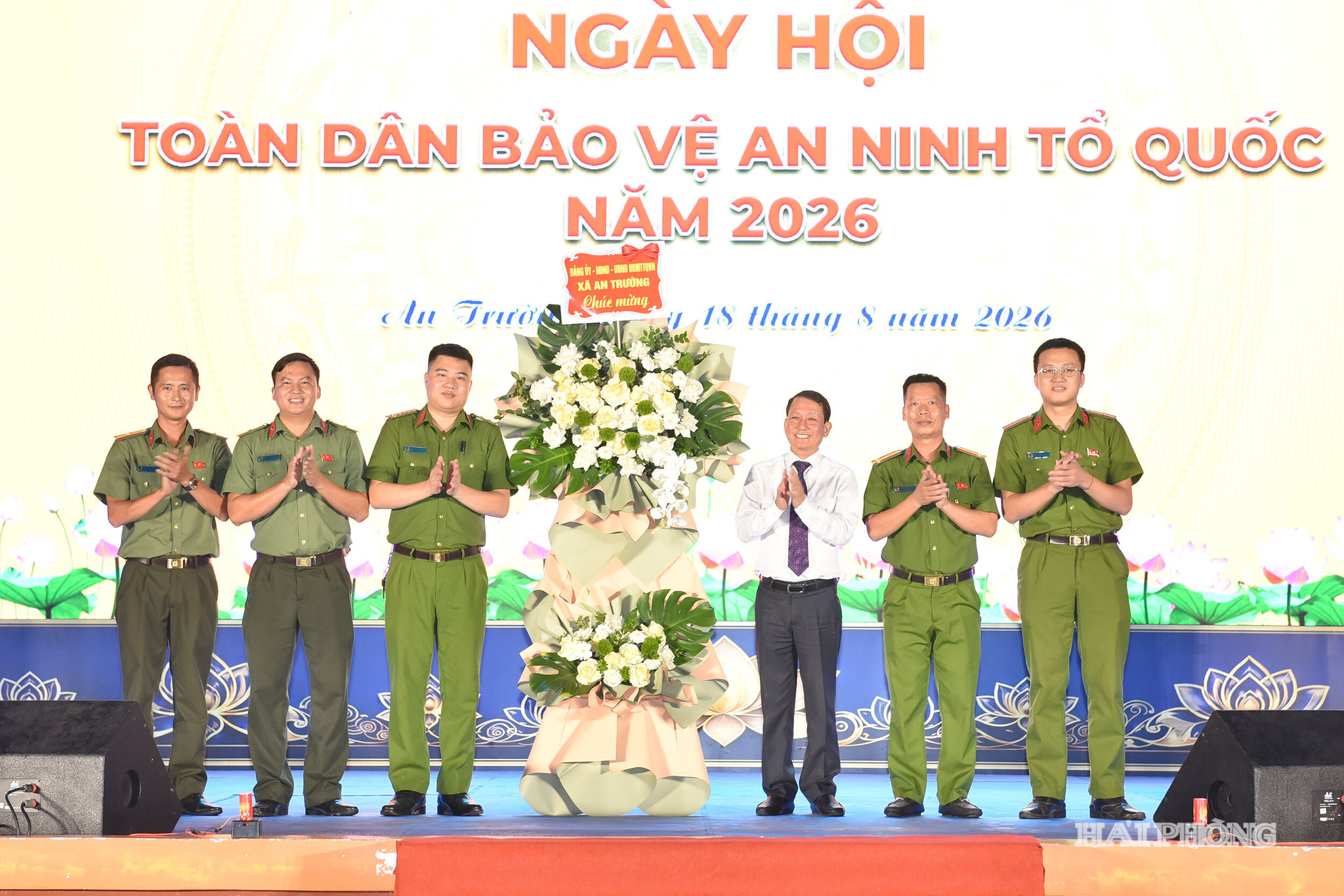 Lãnh đạo xã An Trường tặng hoa chúc mừng cán bộ, chiến sĩ công an trên địa bàn xã.