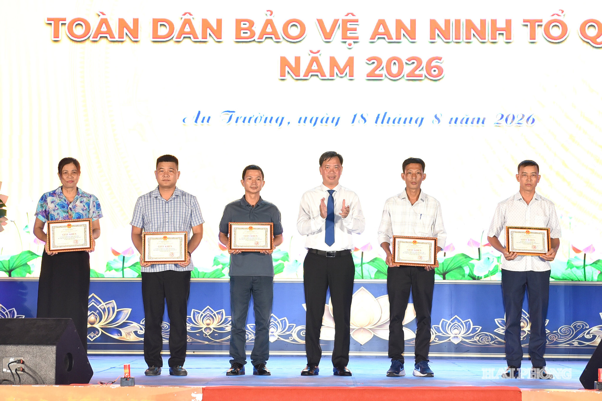 Lãnh đạo xã An Trường trao giấy khen tặng các tập thể và cá nhân có thành tích xuất sắc.
